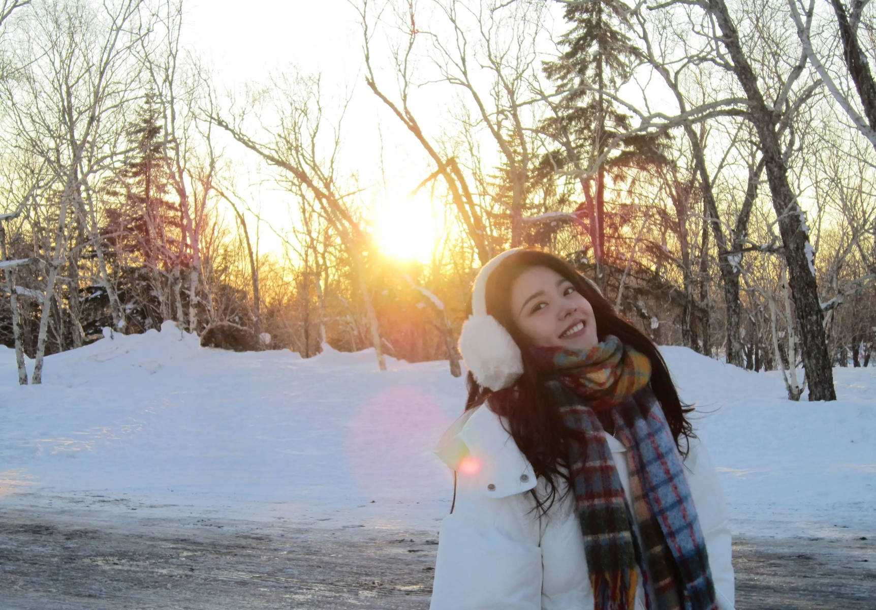 赵今麦冬日随拍表情搞怪活泼 笑容甜美少女感满满