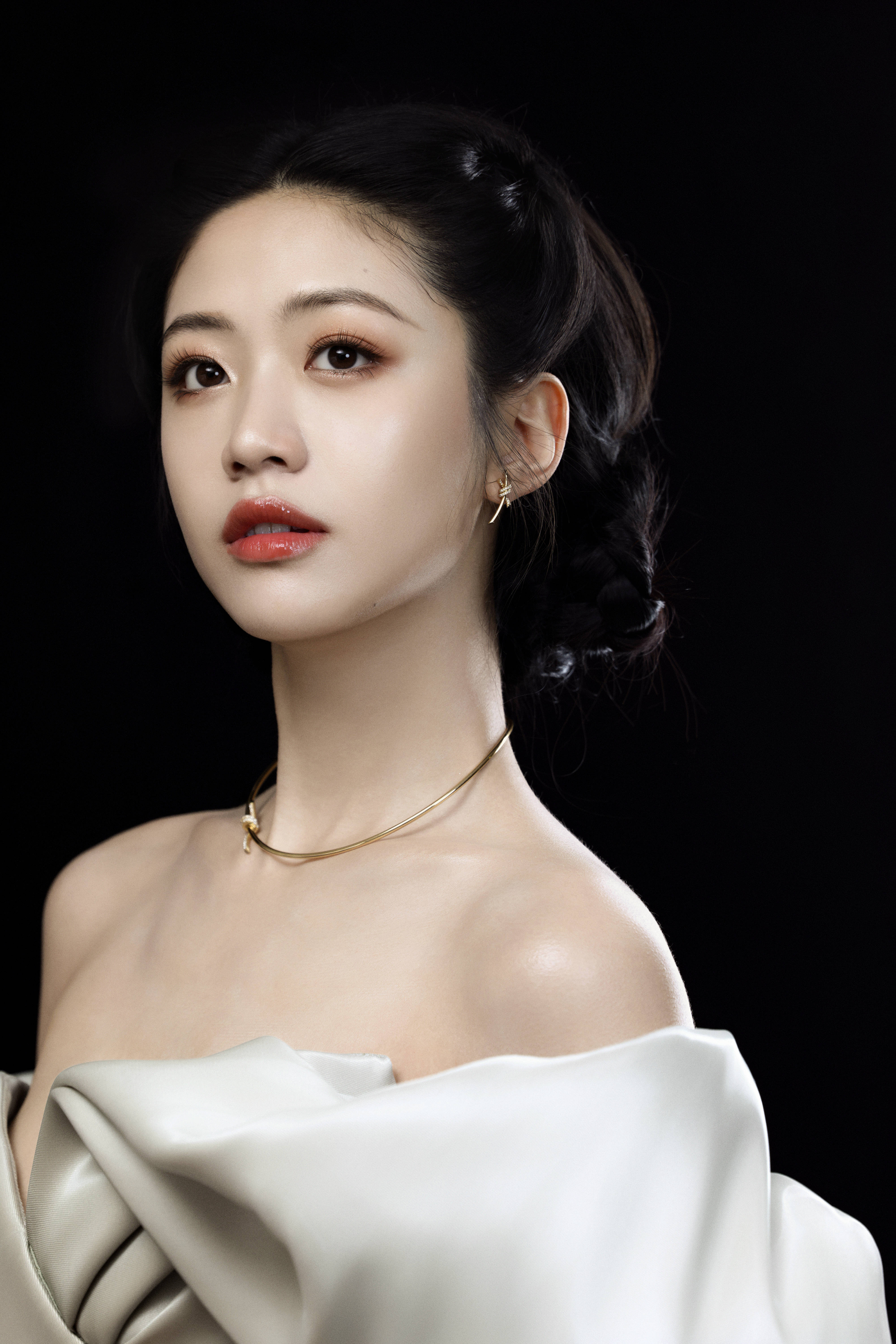 向涵之低头垂眸温婉动人 盘发造型优雅贵气