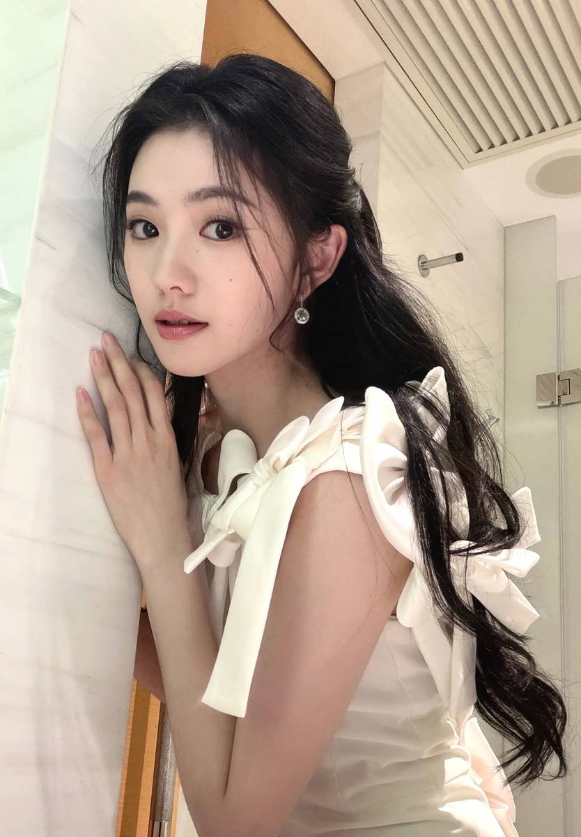 刘浩存一袭白裙身材窈窕优雅 回眸甜笑举止温柔