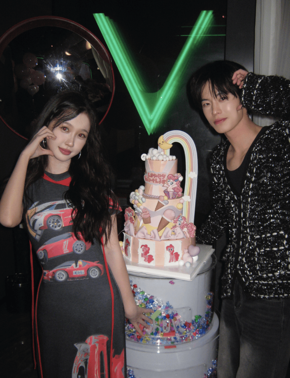 何与为虞书欣庆生互动亲昵 二人打扮潮酷男帅女美