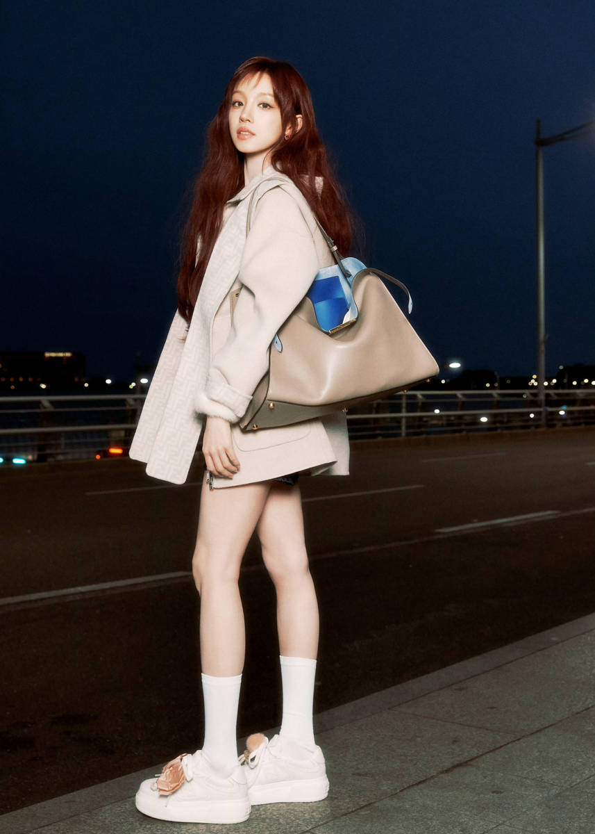 宋雨琦穿浅灰大衣背托特包时髦吸睛 甜酷兼具