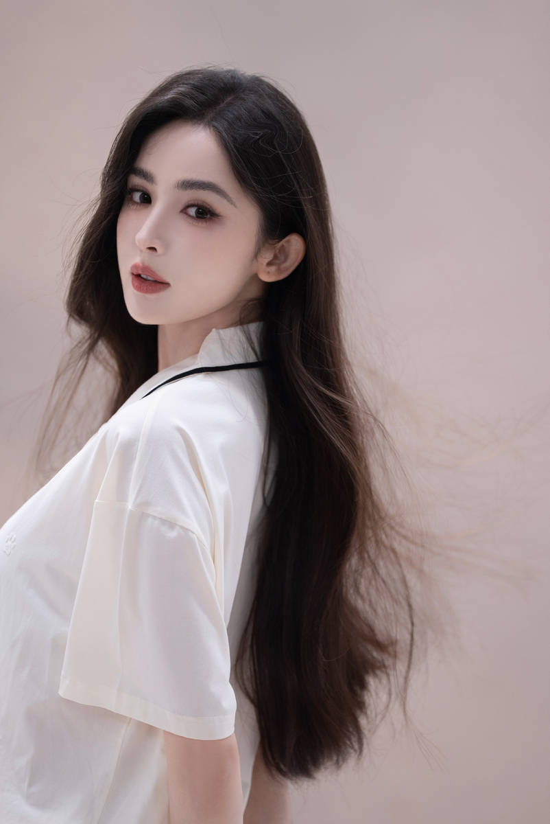 娜扎穿白色衬衣纯欲感十足！大方展露迷人身材