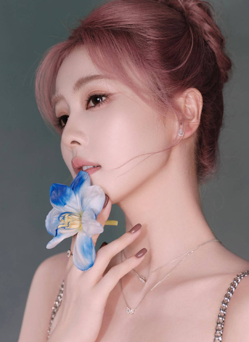 白鹿穿吊带碎钻裙身姿曼妙 手拿百合花恬静美好