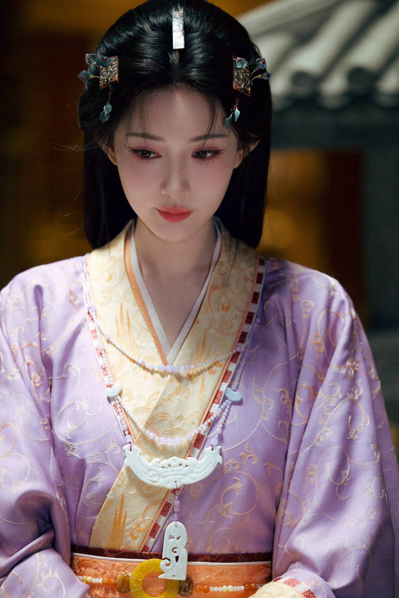 孟子义穿紫色汉服优雅温润 表情搞怪尽显灵动活泼