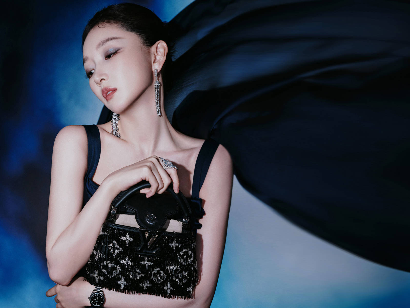 周冬雨穿黑色礼服腰肢纤细 梳复古盘发气质优雅