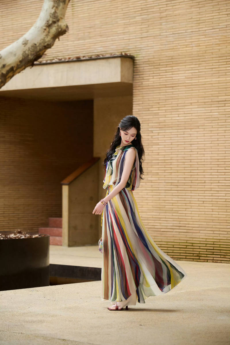 唐嫣穿彩条无袖纱裙卷发微扬 一颦一笑灵动又明媚