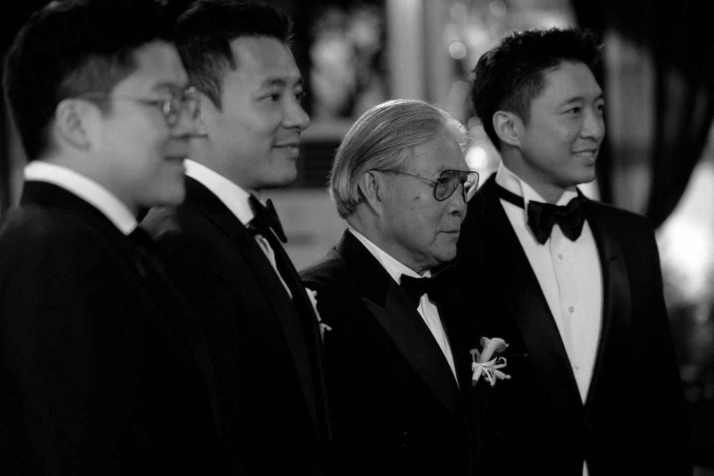 霍启仁妻子公开婚典现场照 两东谈主联袂前行温馨安静