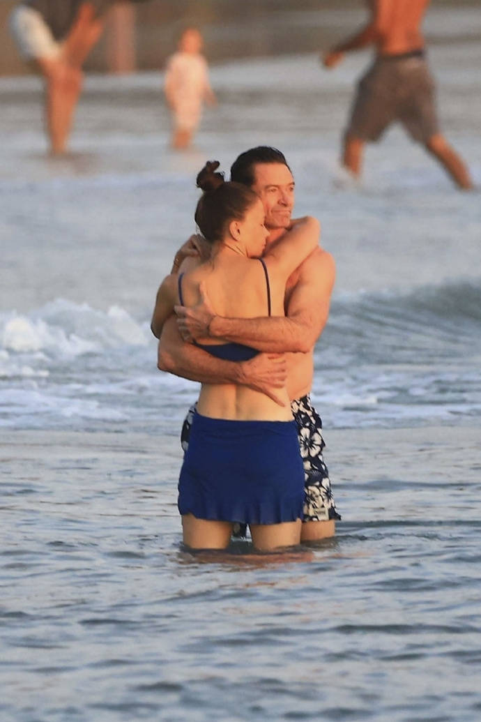 休杰克曼与女友海边度假 两东谈主牢牢相拥脸色甜密