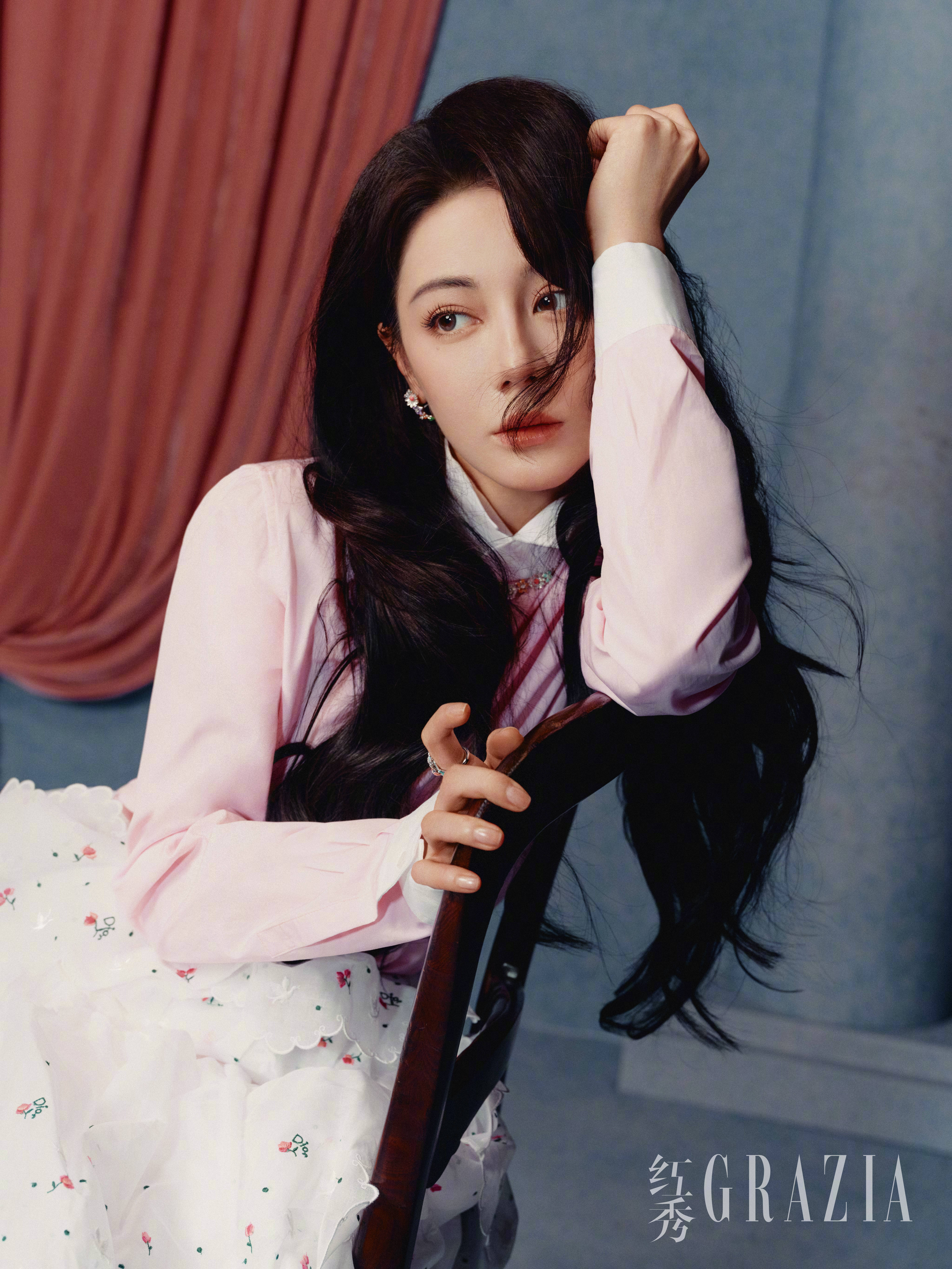 热巴化身油画公主优雅明媚 心思傲娇维握气味拉满