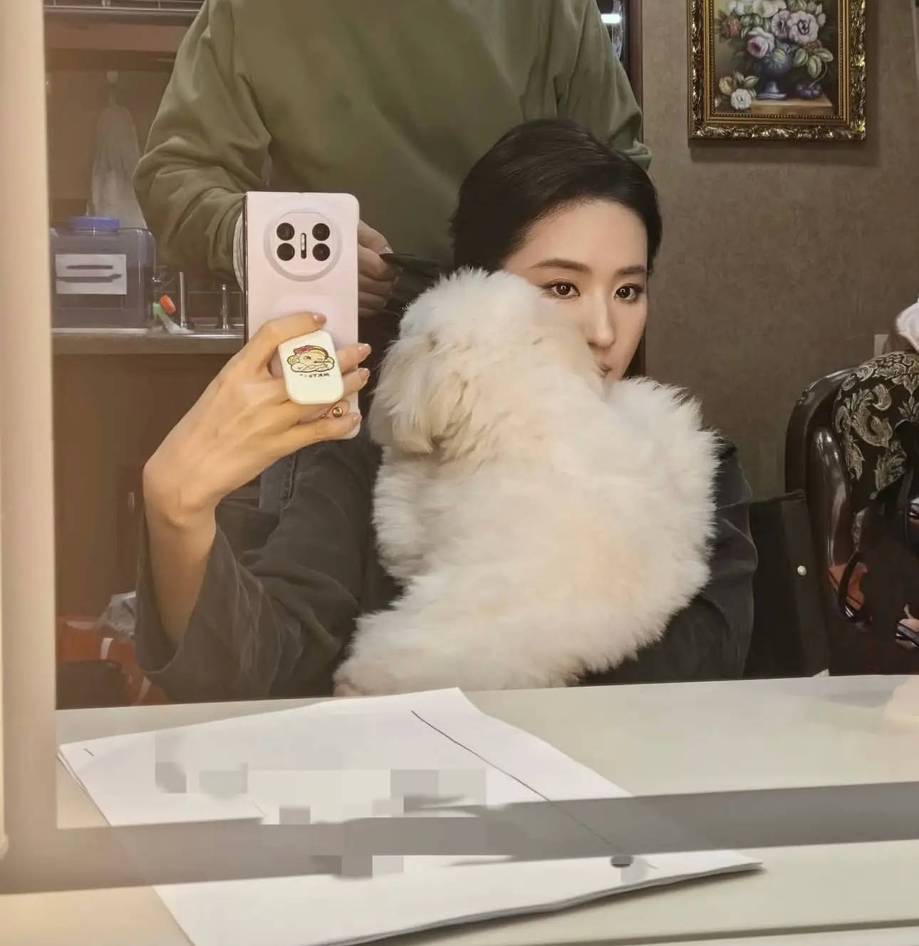 刘亦菲素颜出游优雅大方 对镜自拍神采灵动