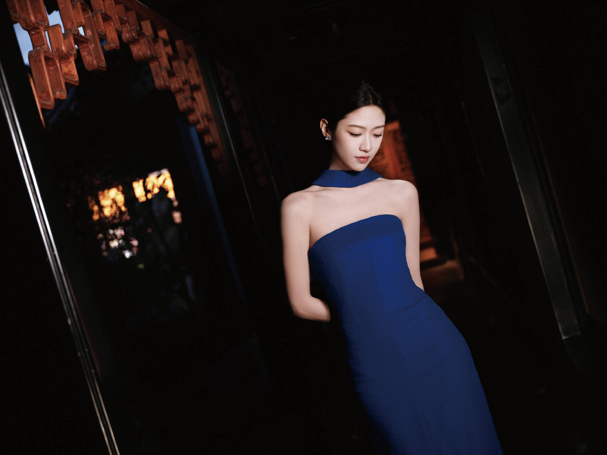 向涵之穿抹胸长裙体魄荆棘有致 盘发造型优雅把稳