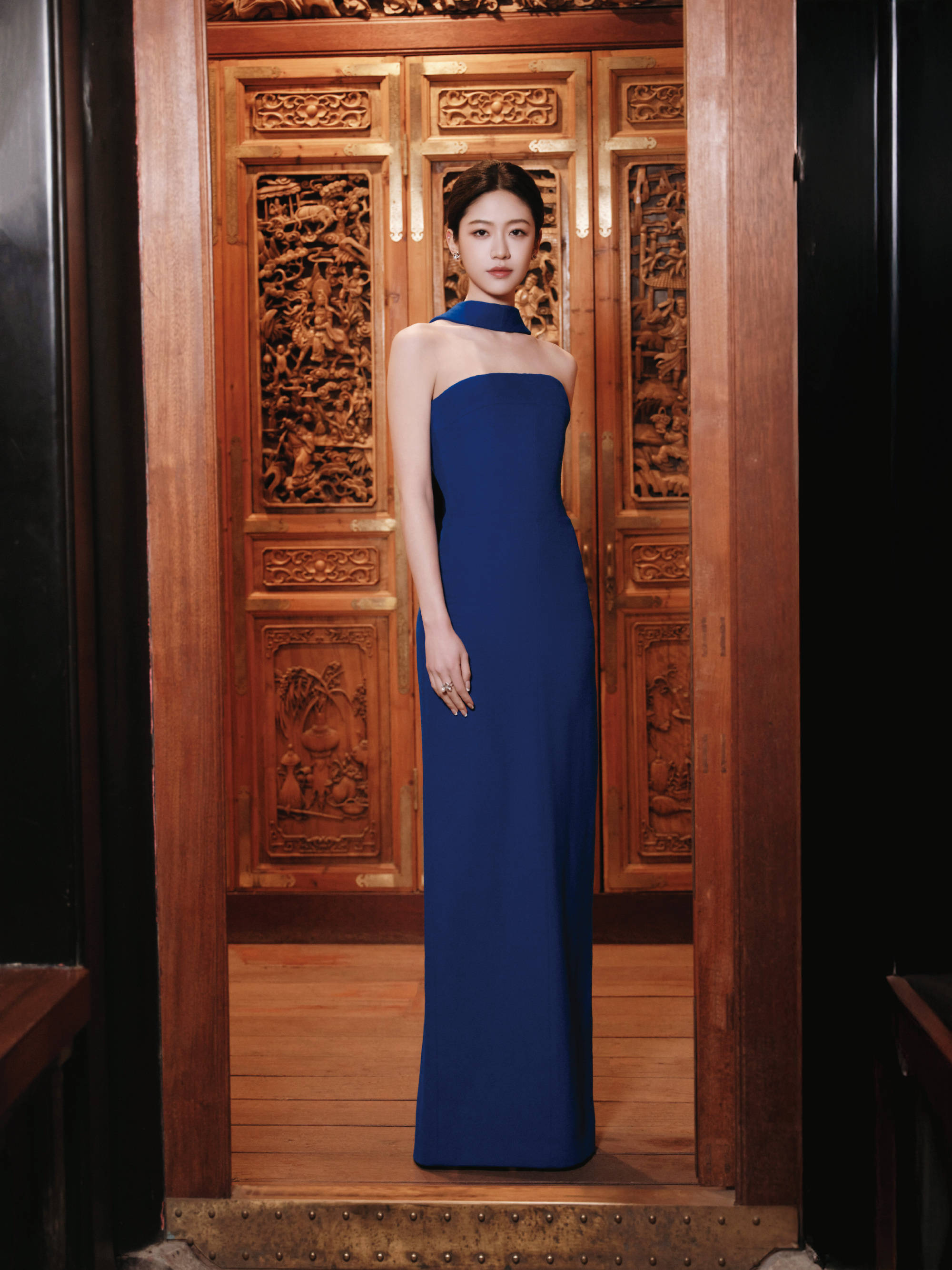 向涵之穿抹胸长裙体魄荆棘有致 盘发造型优雅把稳