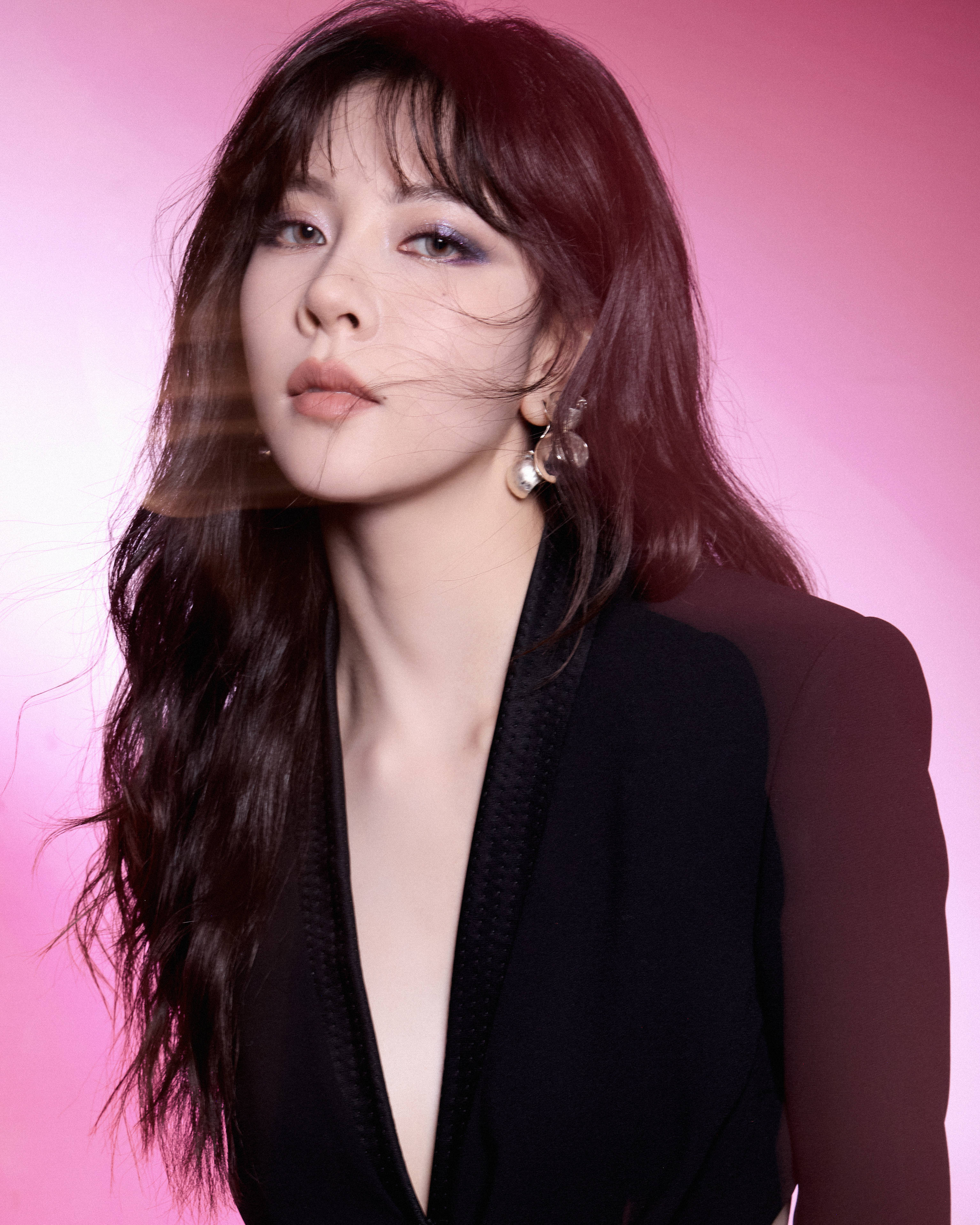 宋妍霏穿玄色西装慵懒迷东说念主 深V开到肚脐眼热辣性感