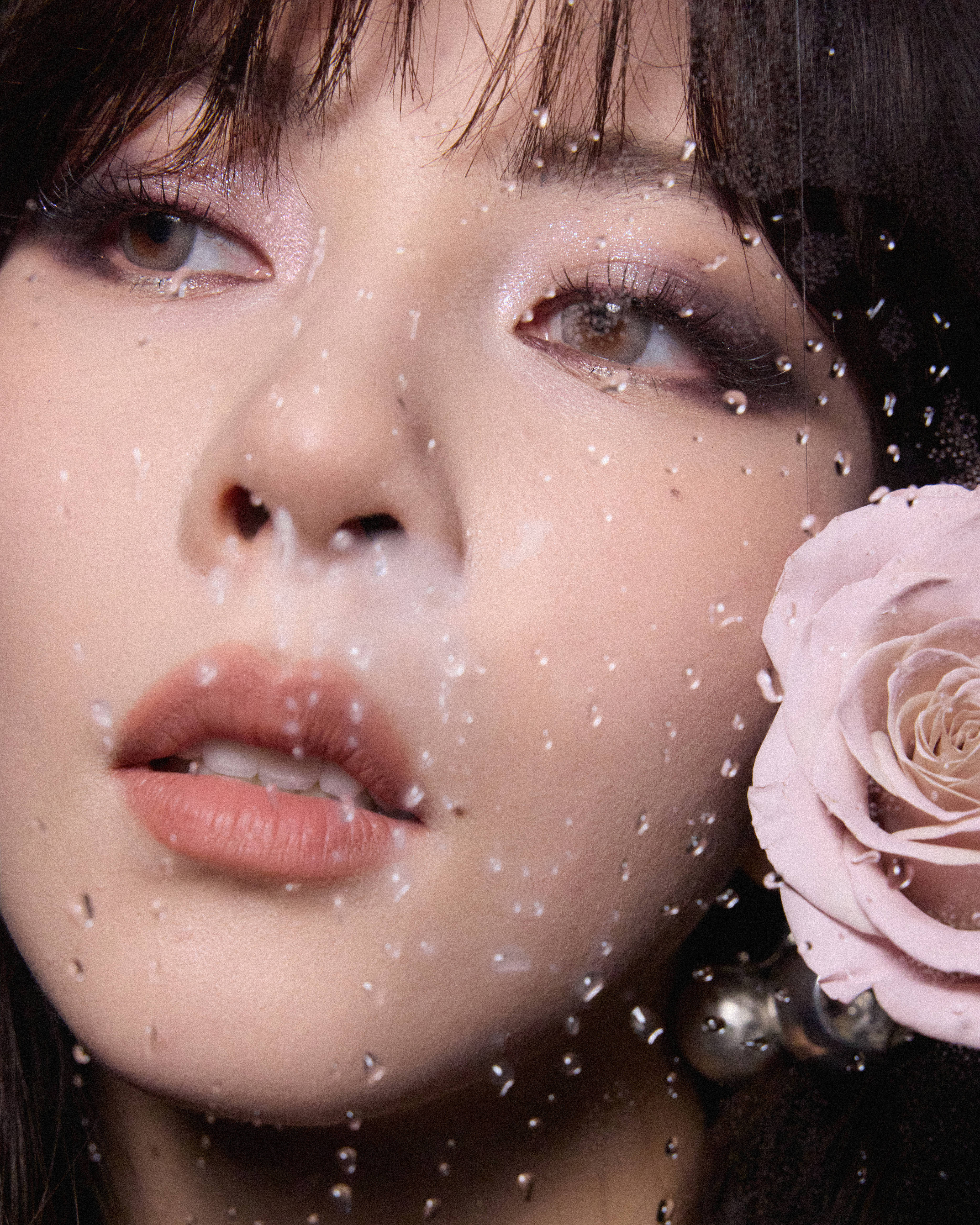 宋妍霏穿玄色西装慵懒迷东说念主 深V开到肚脐眼热辣性感