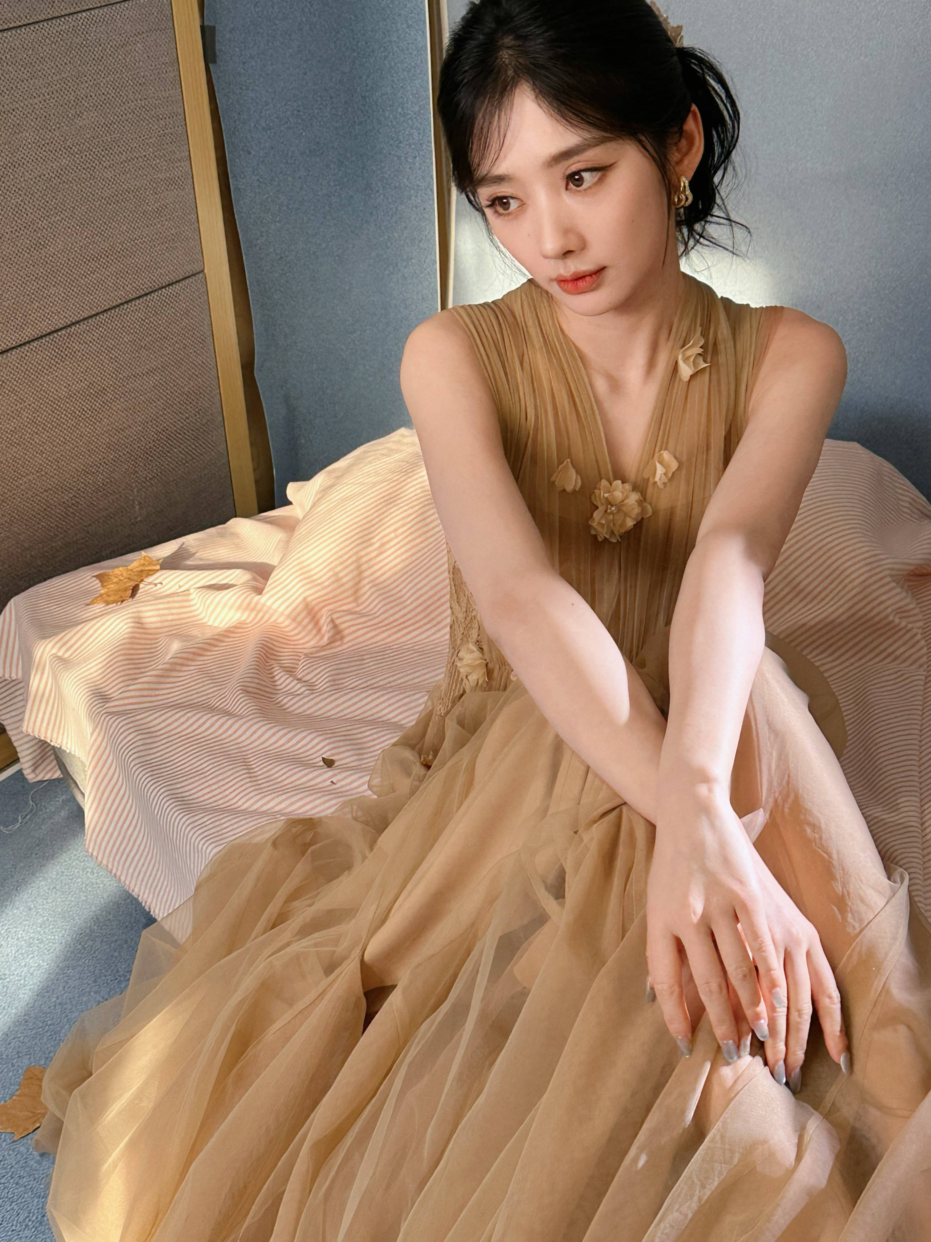 王影璐穿薄纱裙甜笑神采呆萌 乖巧伸懒腰似小猫咪