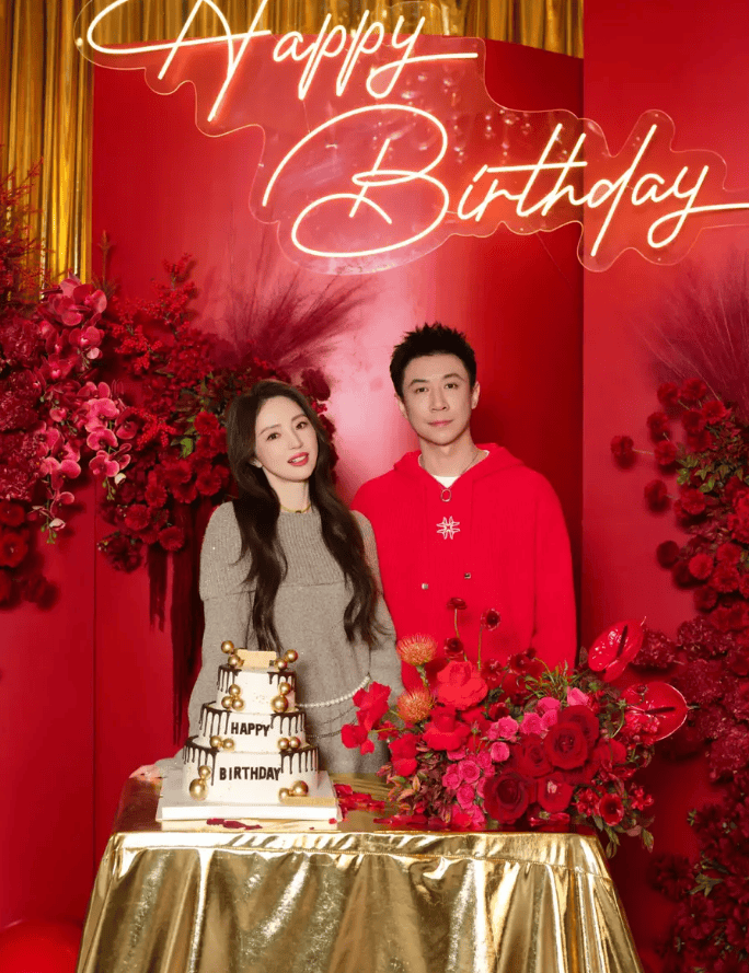 关悦晒张维伊董璇亲吻照 女方害羞到捂脸一脸幸福