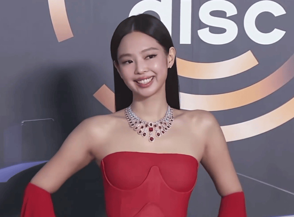 Jennie亮相红毯 穿红色抹胸裙吐舌头俏皮可人