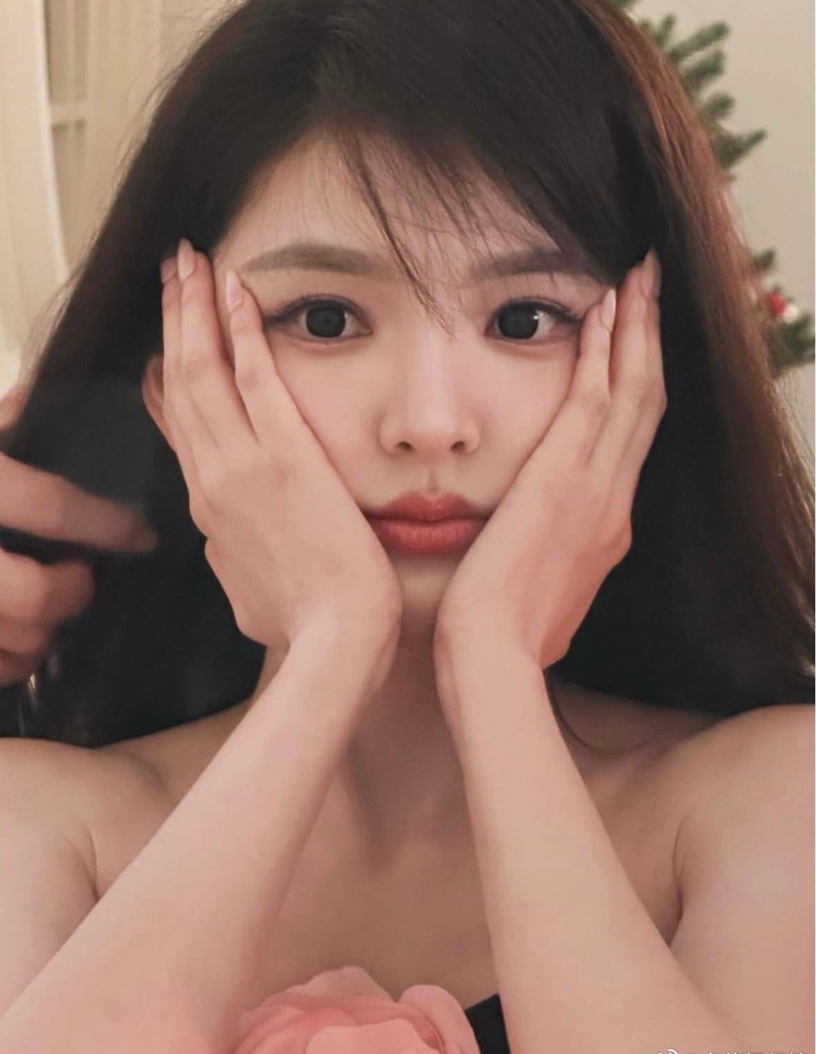 章若楠穿粉抹胸裙明媚娇俏 托脸千里想好似千禧公主