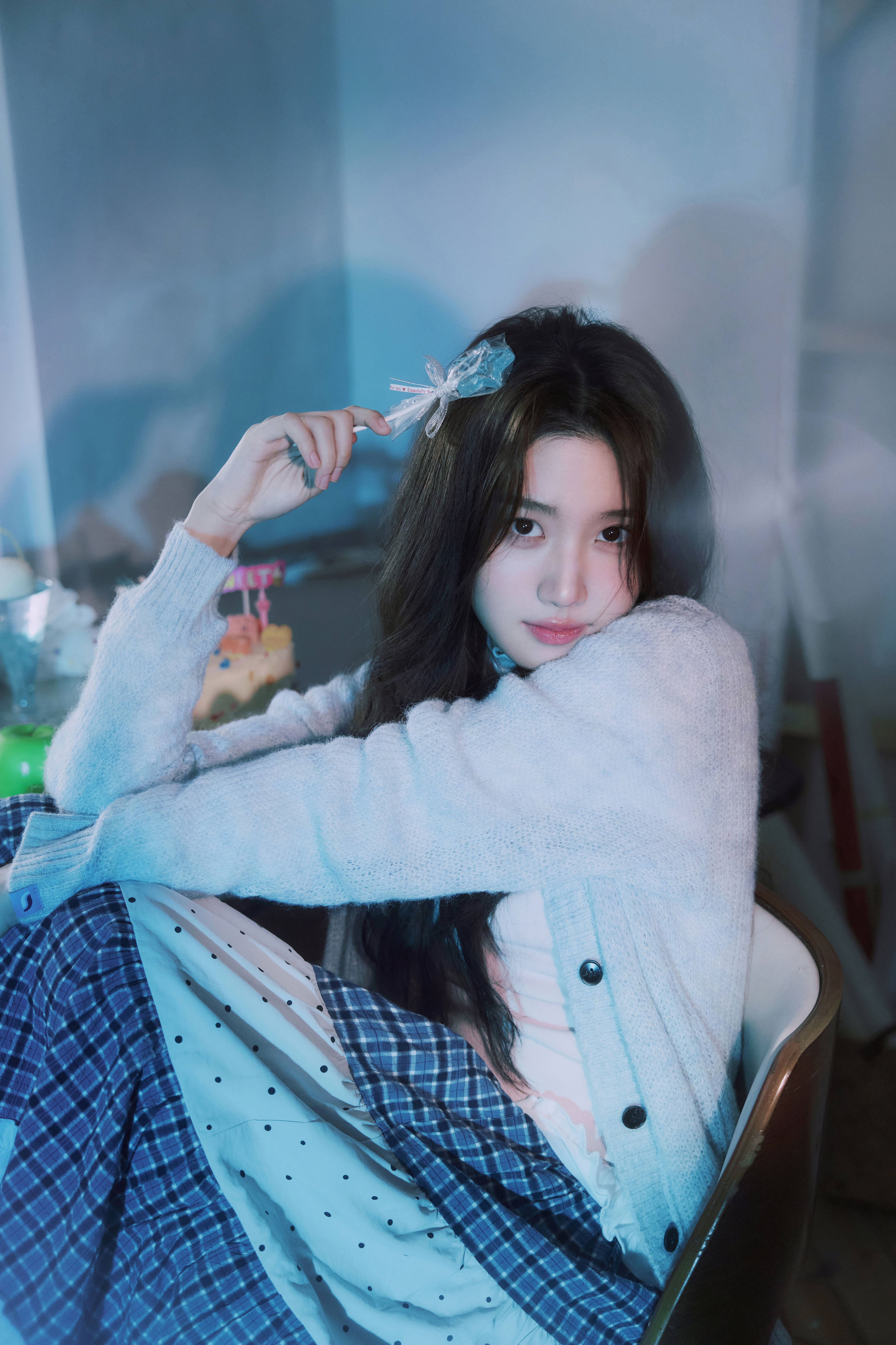 卢昱晓化身糖果青娥清纯悠闲 双手托腮灵动娇憨