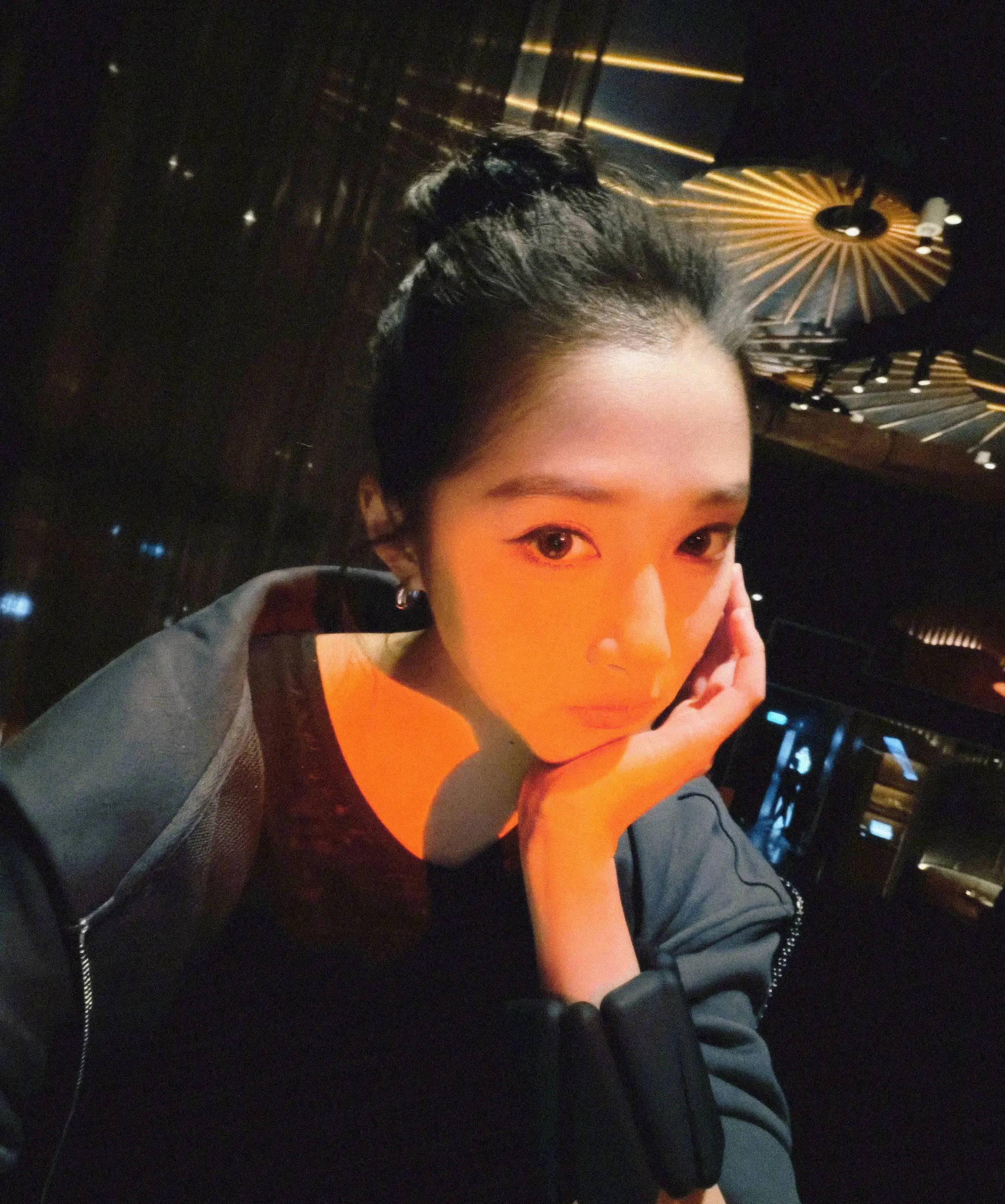 关晓彤更新好意思照！在新加坡边看局势边夜跑颠倒知足