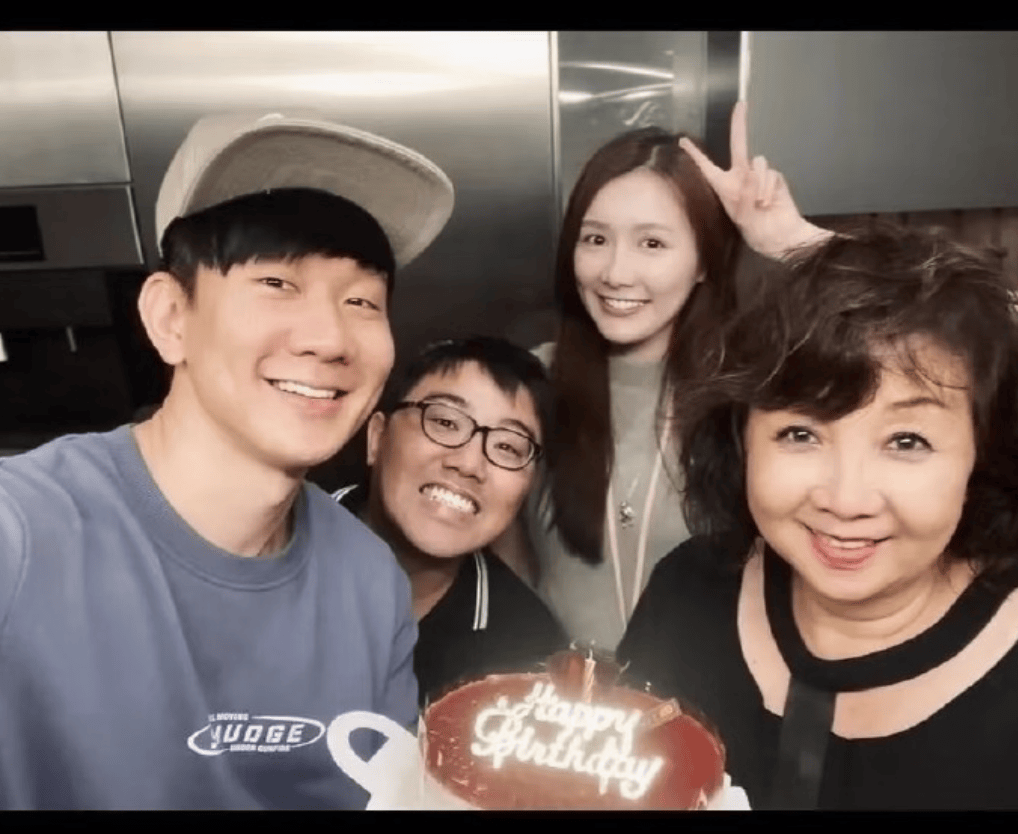 林俊杰与前女友合照疑曝光 女方暄和气质笑貌甜好意思