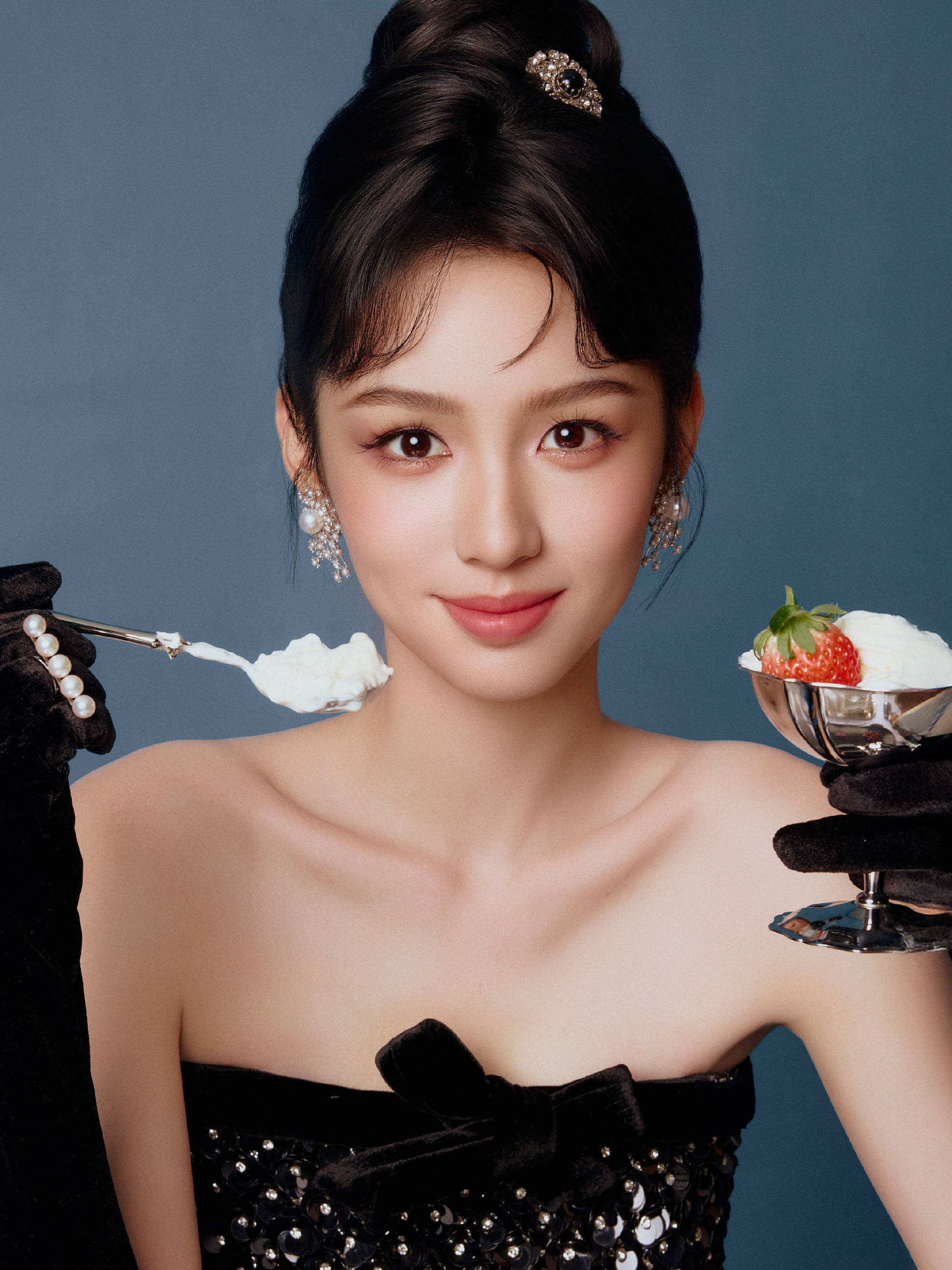 周也穿碎钻抹胸裙能干迷东说念主 似令嫒大姑娘气质优雅