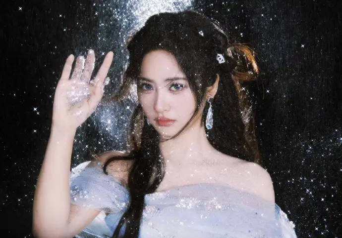 沈月穿蓬蓬裙造型灵动 不详雪中蹦跳的小鹿