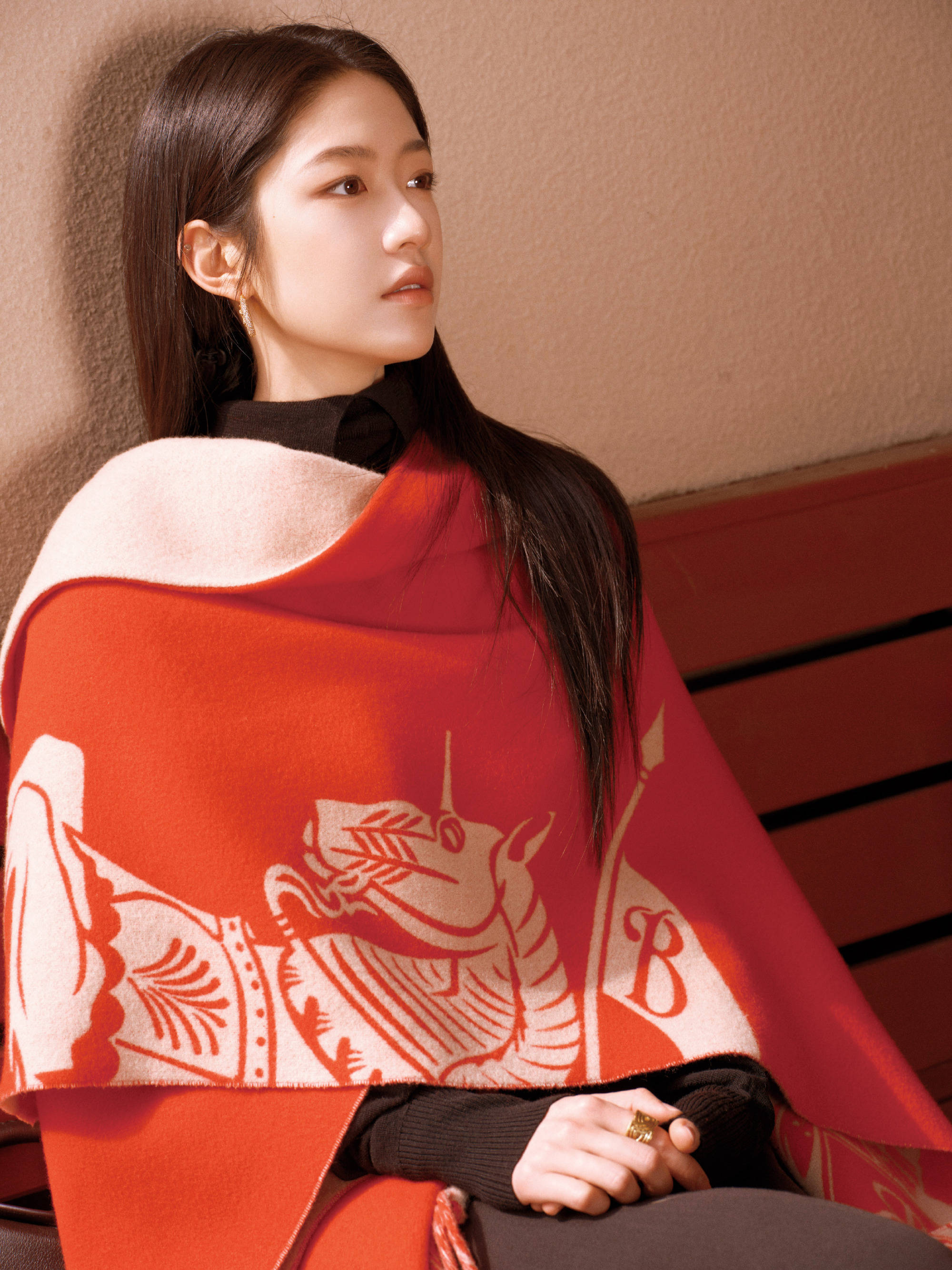 向涵之黑长直造型气质清凉 垂眸含笑狂妄又和顺