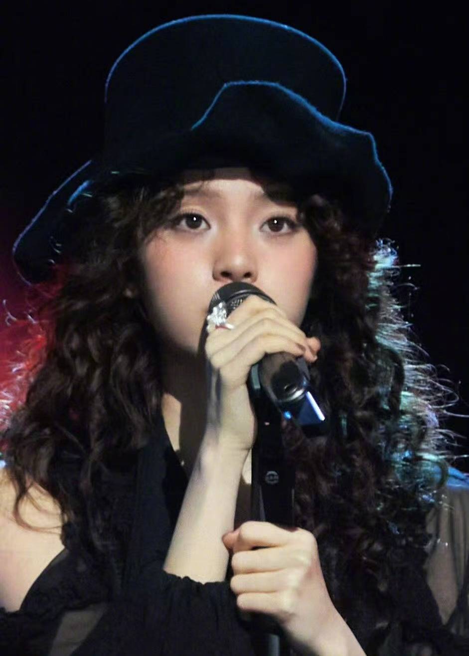 欧阳娜娜暗黑纱裙搭配精良弁冕 清凉魅惑气质特有