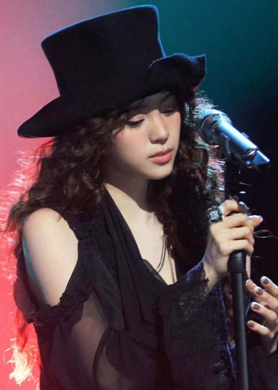 欧阳娜娜暗黑纱裙搭配精良弁冕 清凉魅惑气质特有