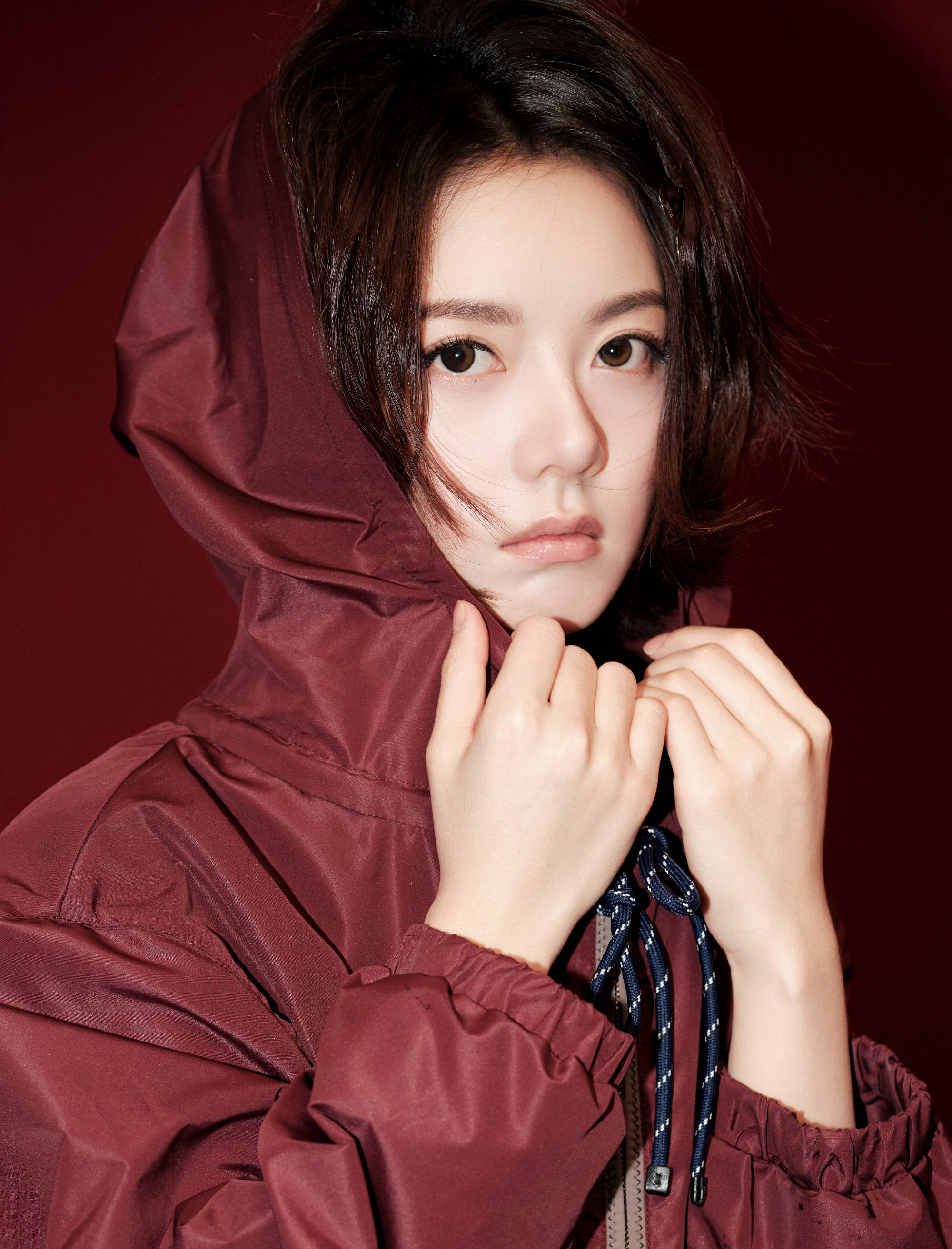 赵今麦穿表露外衣又甜又酷 视力千里静尽显优雅大气