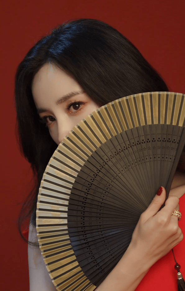 杨幂穿无袖裙明媚动东谈主 双手抱拳送祝愿禧气洋洋