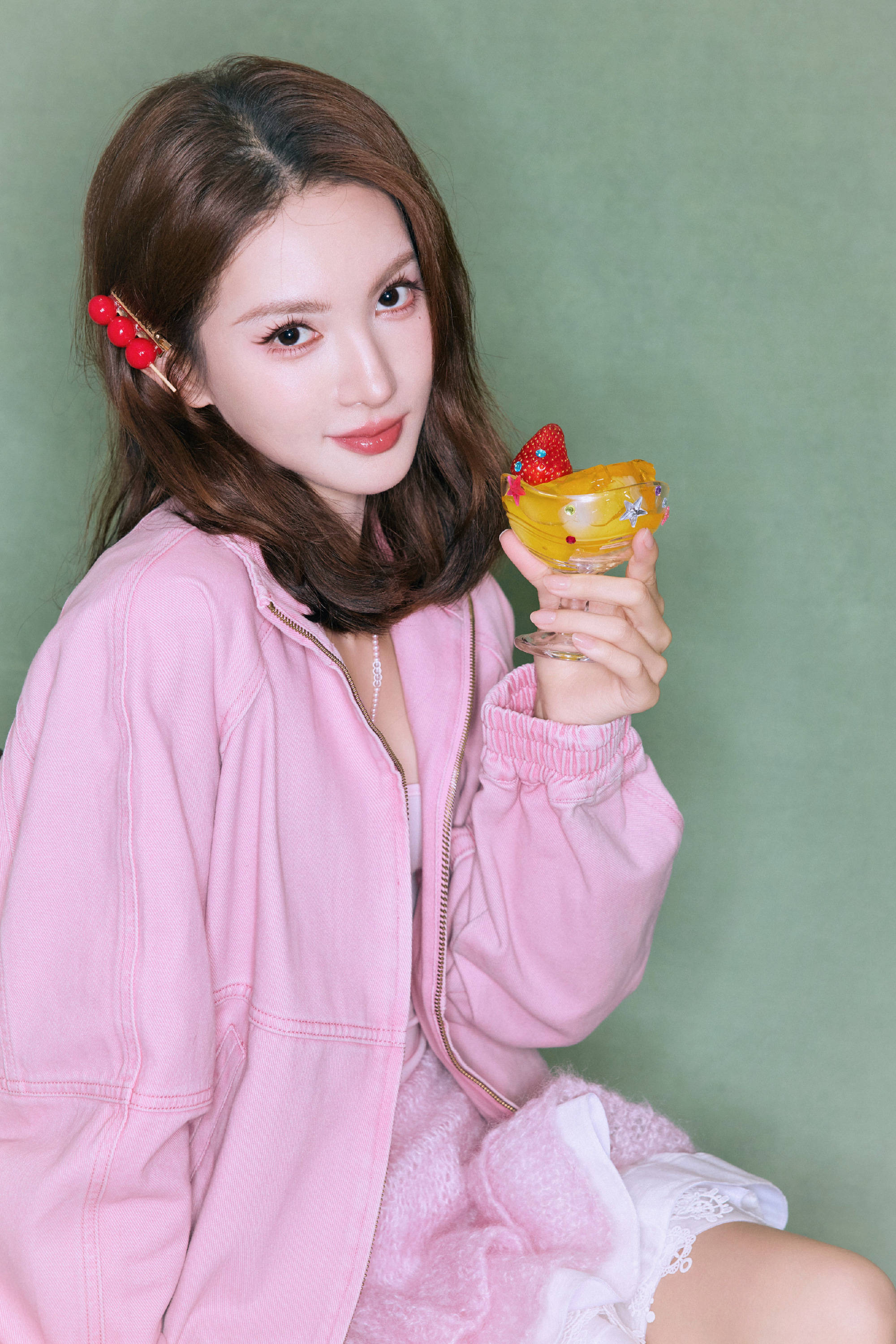 粉红色章程甜妹！金晨戴樱桃发卡元气又娇俏