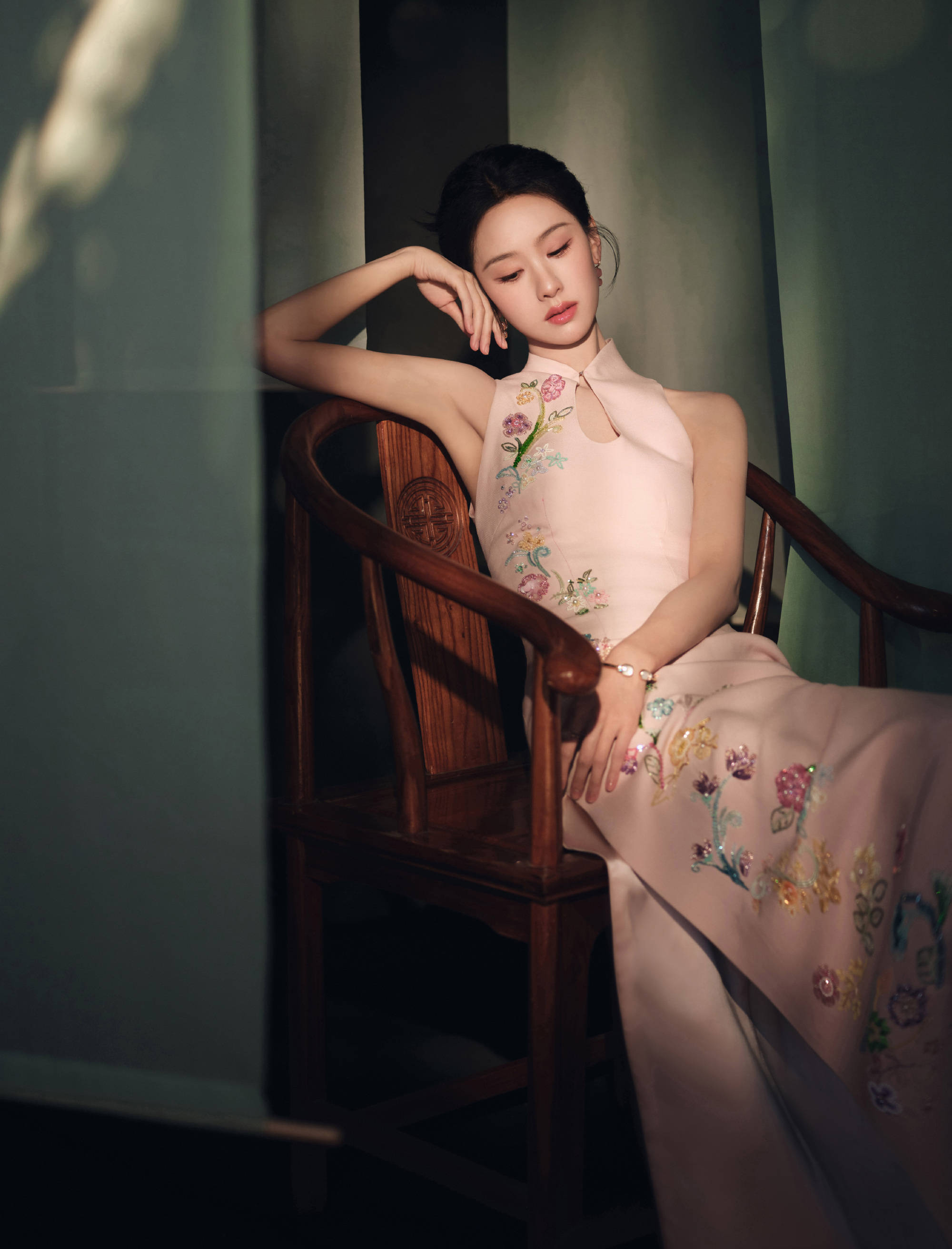 陈王人灵穿刺绣旗袍身姿唯妙 手抚发丝尽显古典好意思