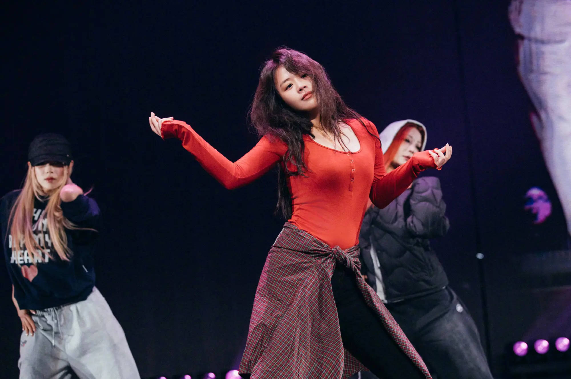 马念念纯晒与黄明昊合照！穿红色紧身上衣秀性感体魄