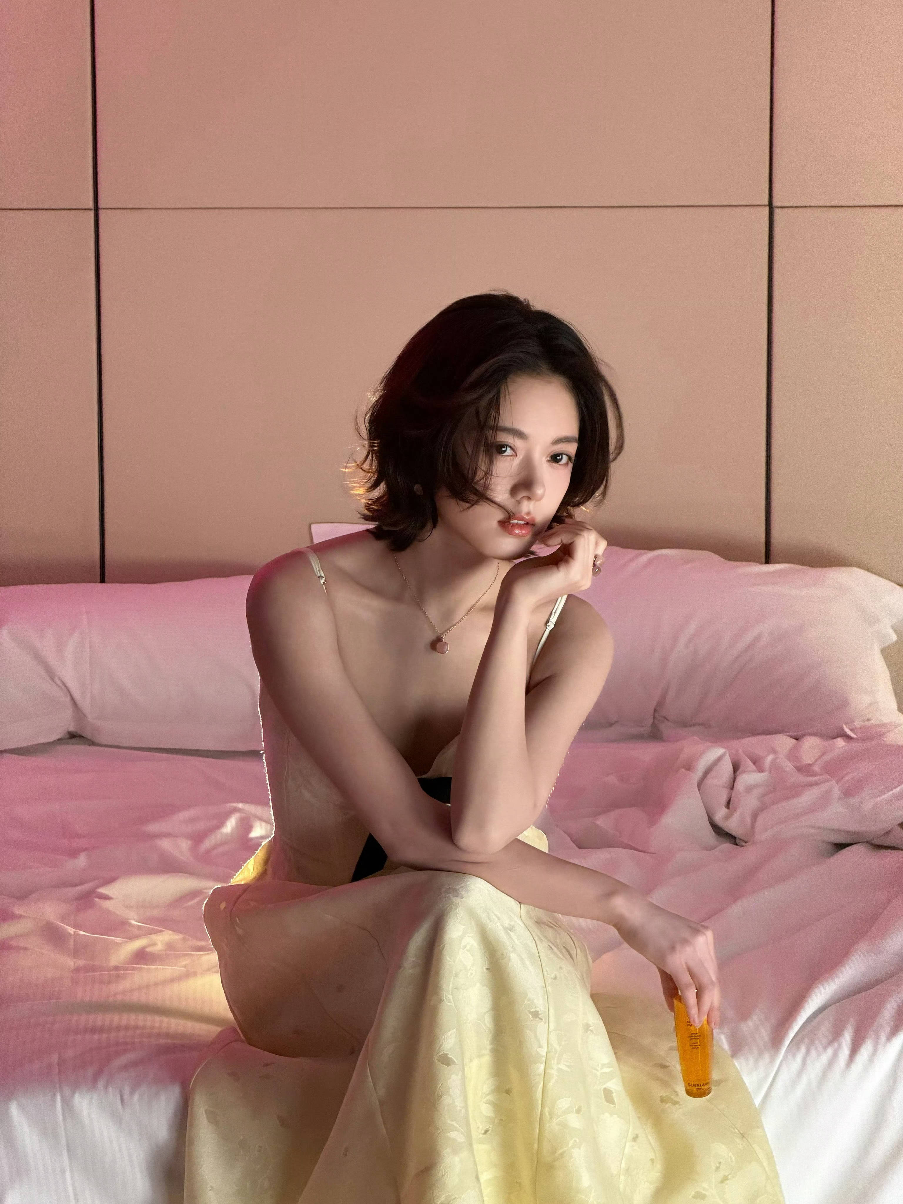 赵今麦穿金色吊带标志又大方 单手托腮五官致密