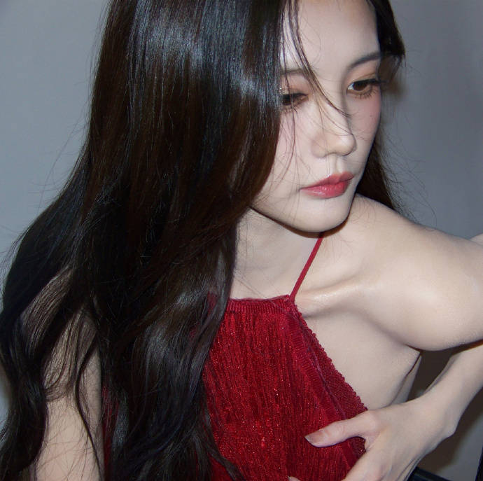 李一桐穿红色挂脖裙优好意思大方 单手捋头发激昂怡悦