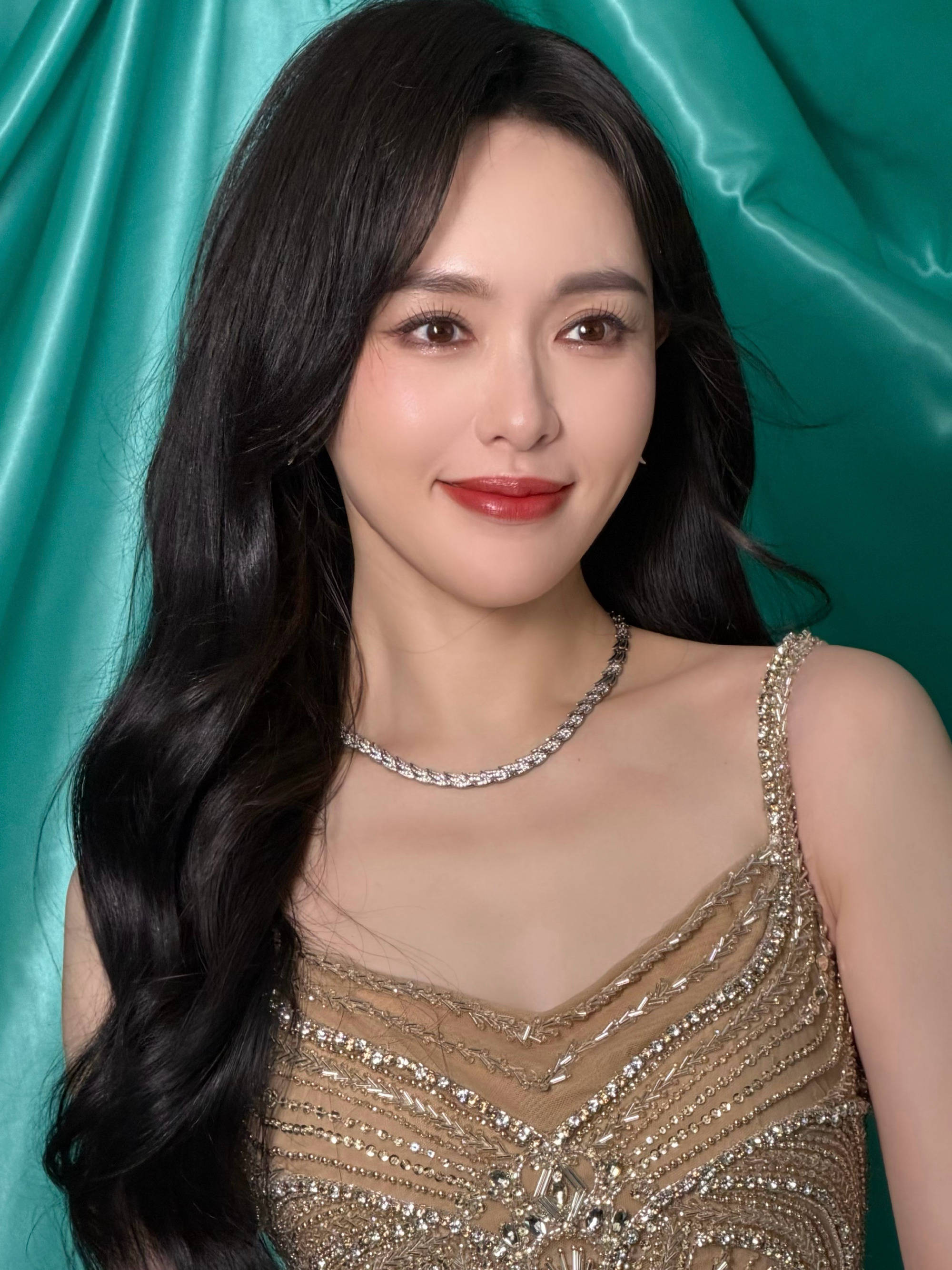 唐嫣穿镶钻吊带能干迷东谈主 笑貌甜好意思面若桃花气色好