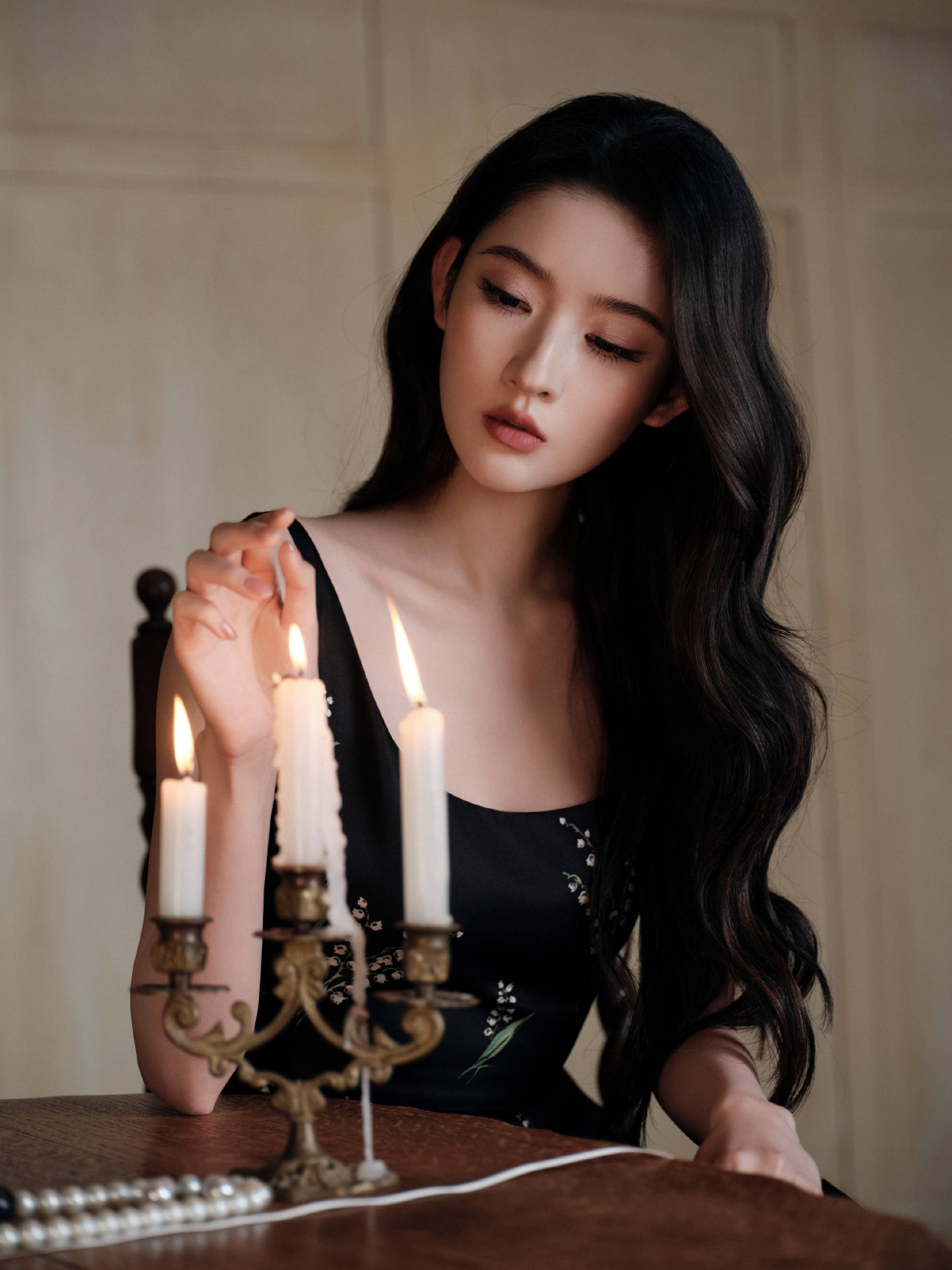 王玉雯鬈流配黑底铃兰裙慵懒优雅 光影下维握文艺