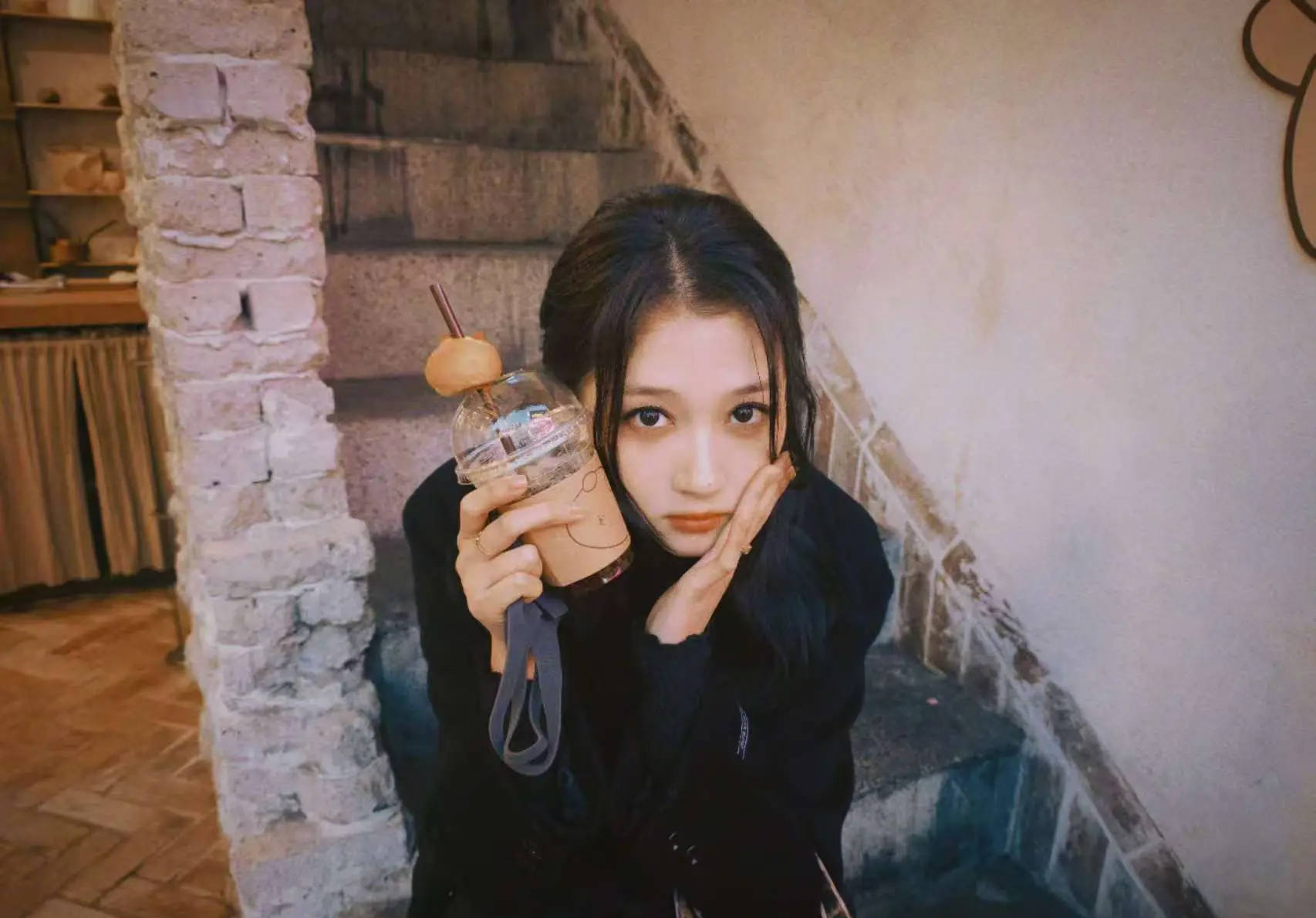 关晓彤披长发戴贝雷帽寒冷文艺 街头随拍酷飒随心