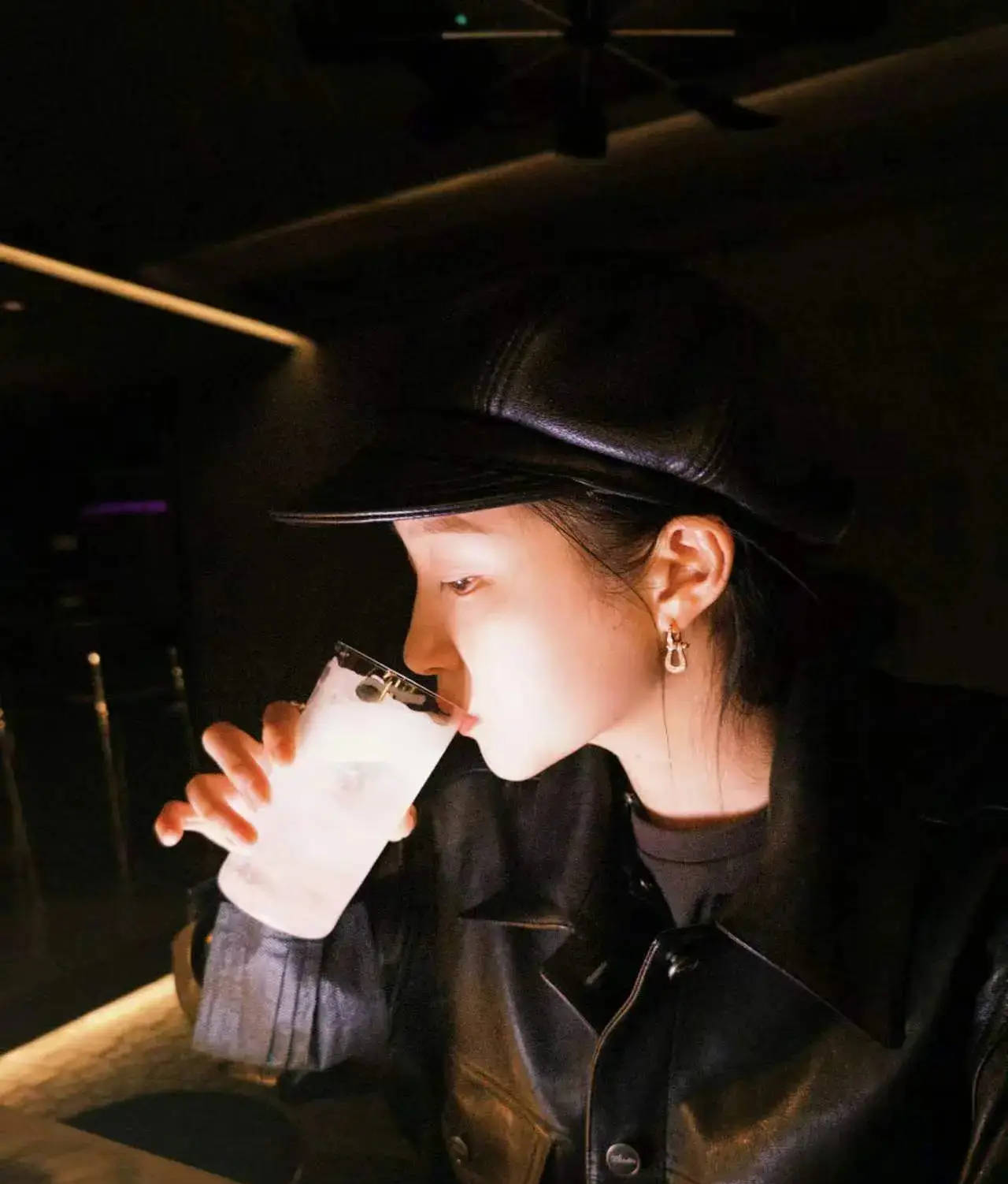 关晓彤披长发戴贝雷帽寒冷文艺 街头随拍酷飒随心