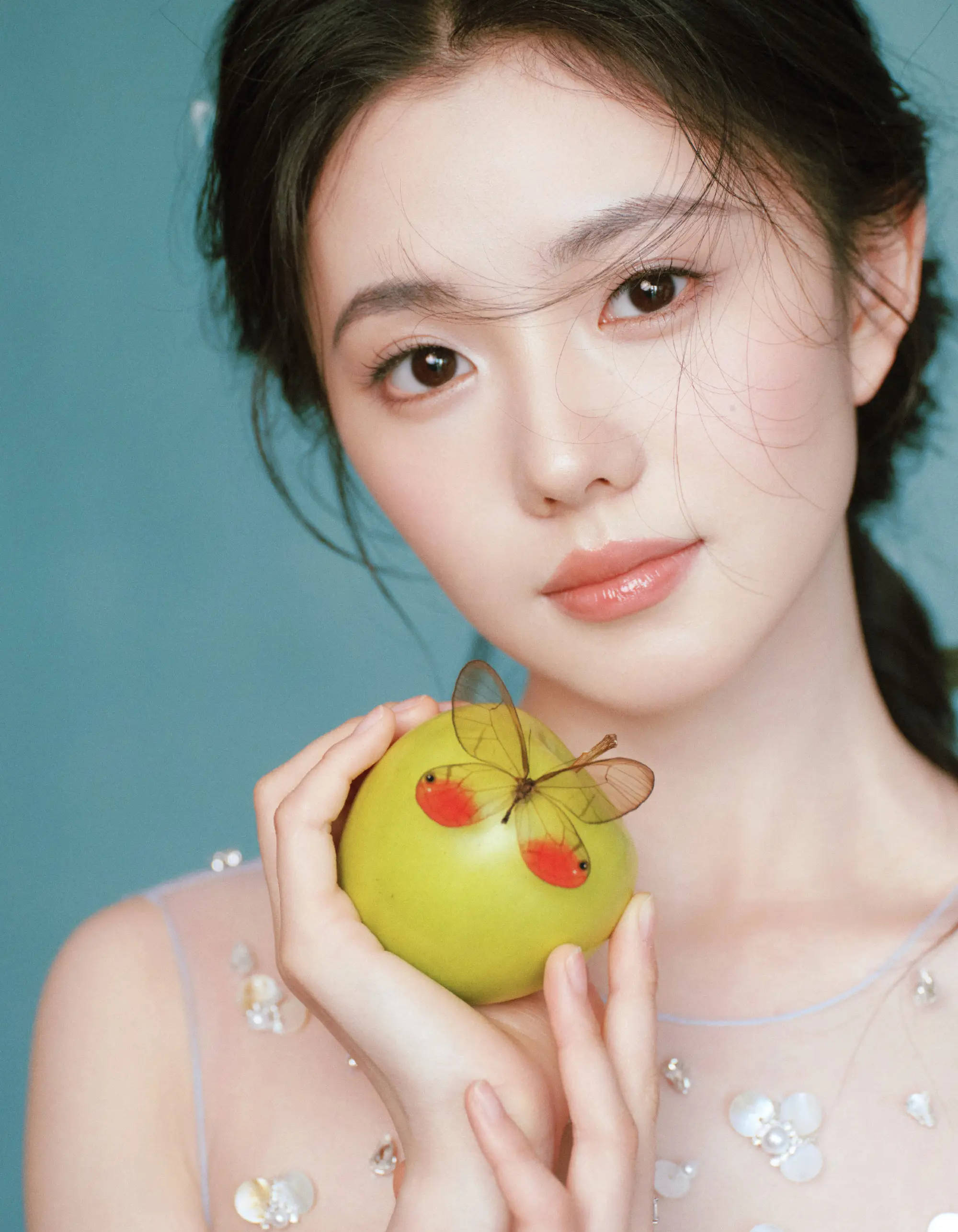 刘浩存晒春日氛围感好意思照！与白花合影气质清纯可东说念主