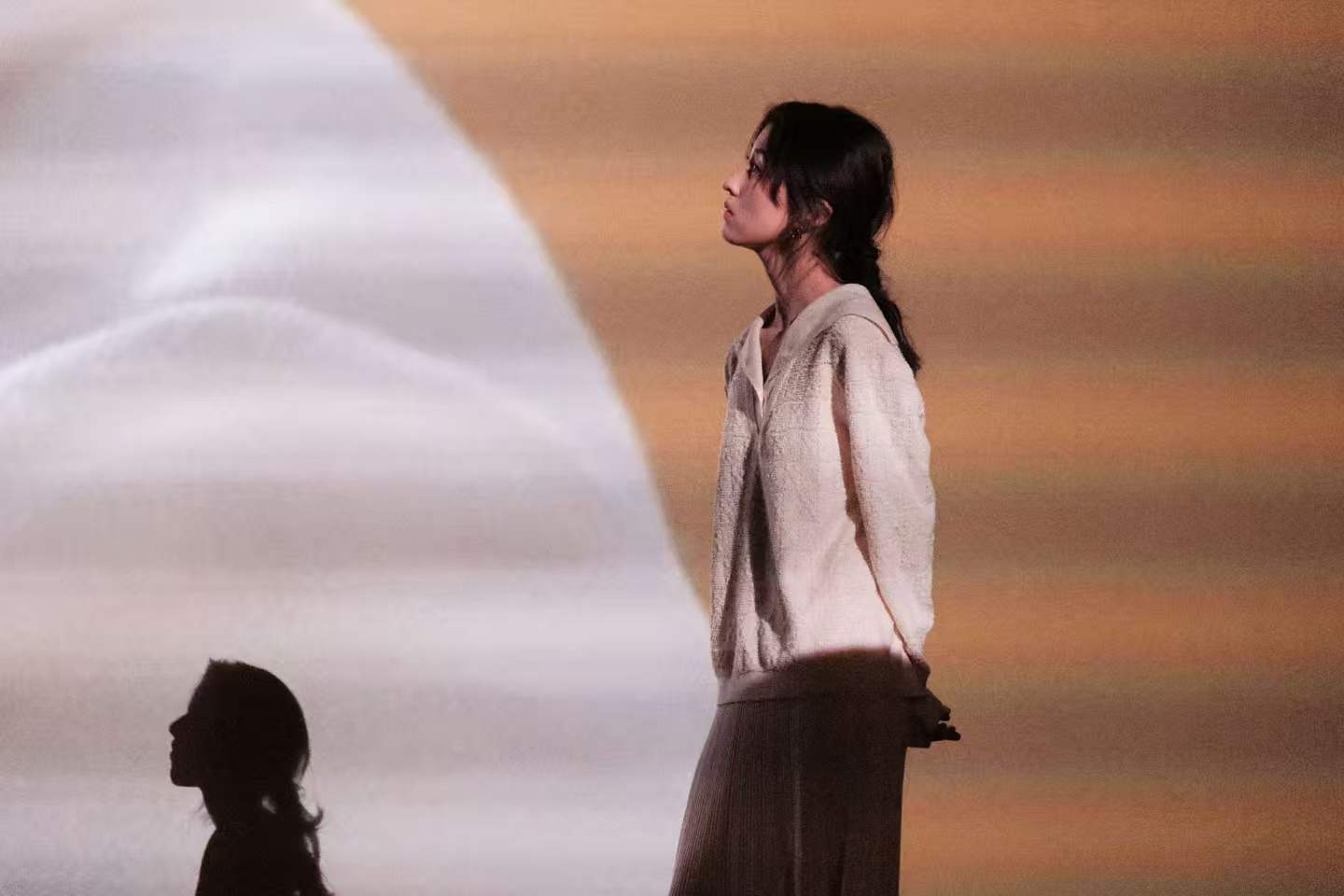 张子枫素色诚恳衬得眉眼干净 低马尾尽显文艺气质