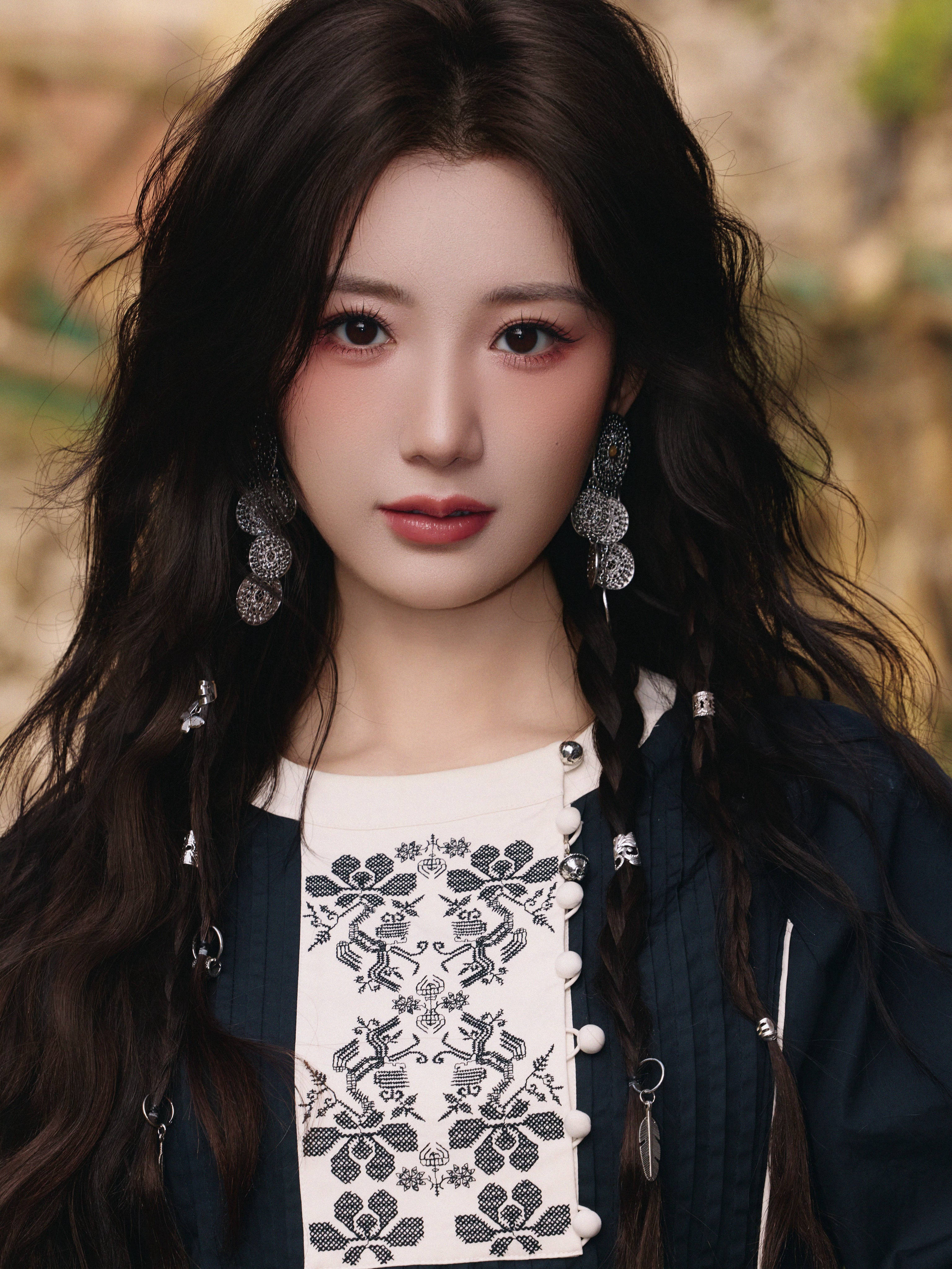 毛晓彤穿民族风衣饰阳光下含笑 长发答应轻易目田