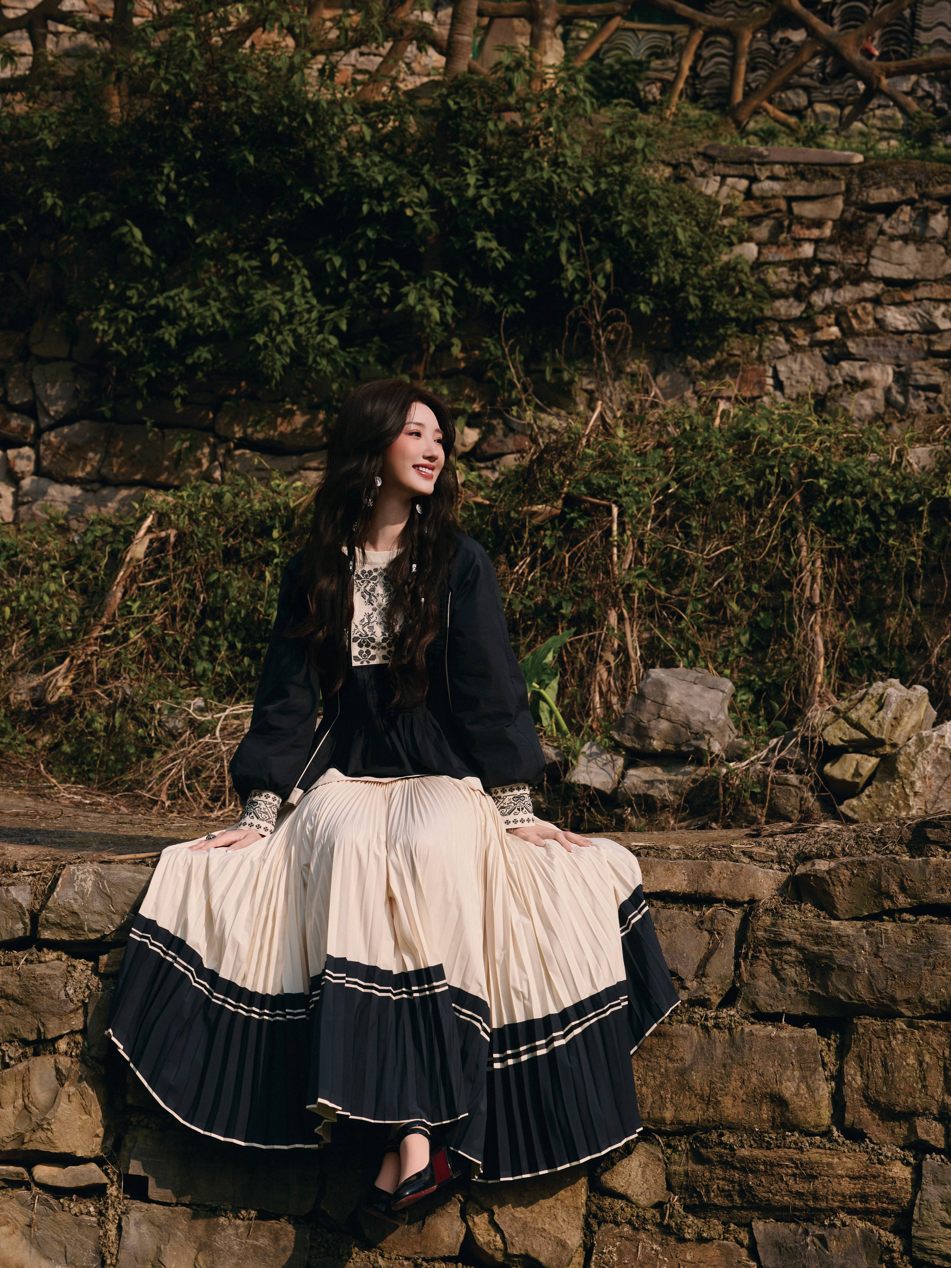 毛晓彤穿民族风衣饰阳光下含笑 长发答应轻易目田