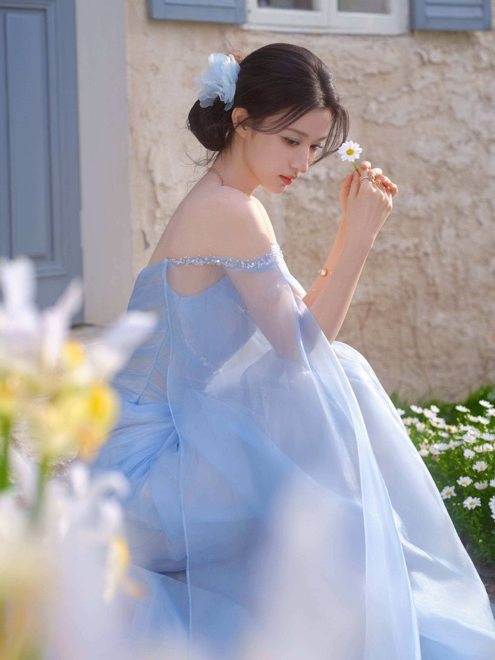 王楚然穿冰蓝纱裙宛若花中精灵 回眸灵动梦境迷东谈主