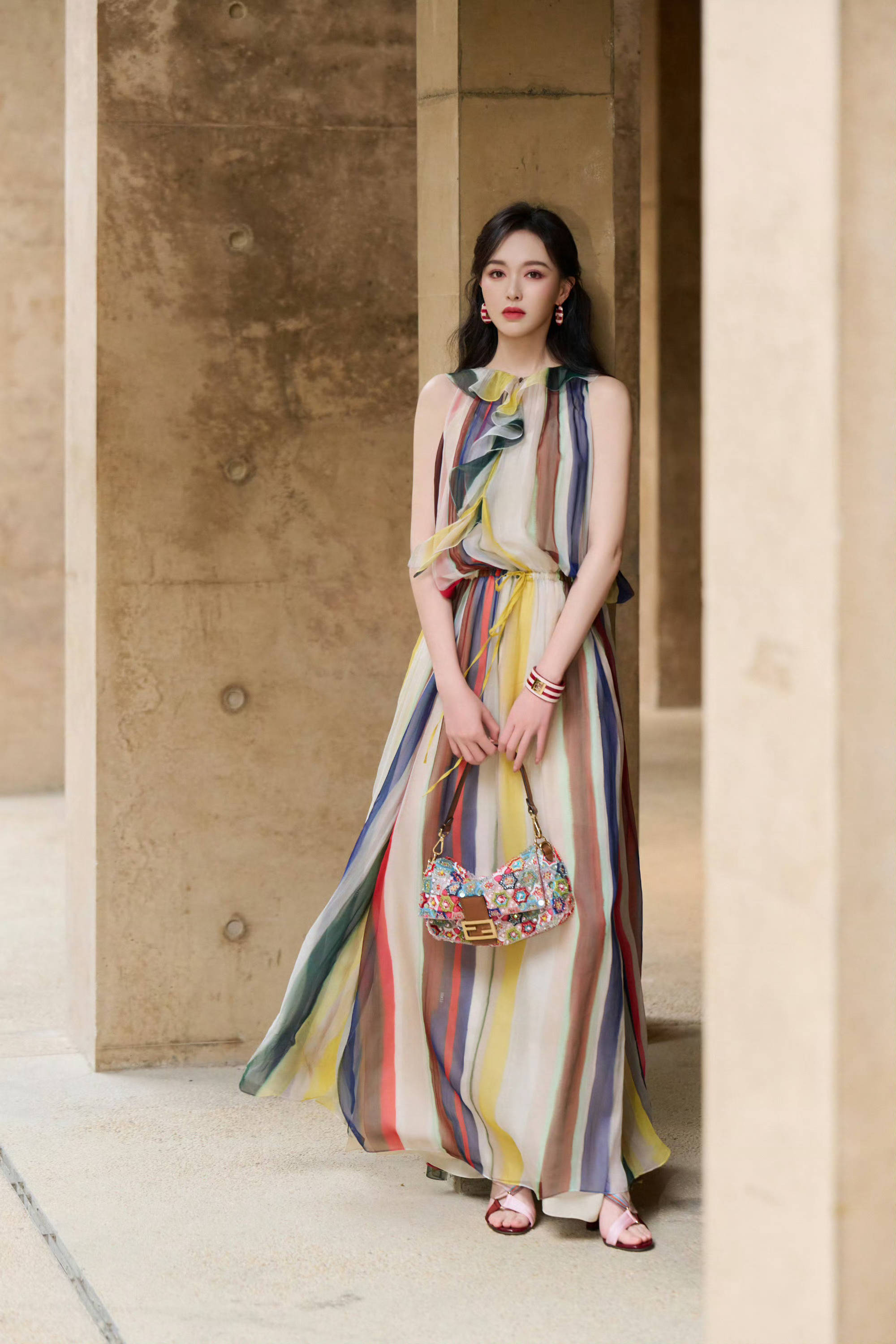 唐嫣穿彩条无袖纱裙鬈发微扬 所作所为灵动又明媚