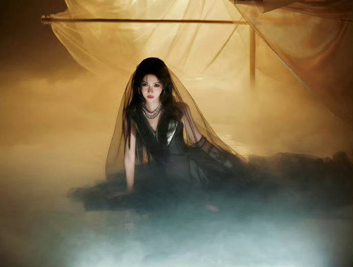 鞠婧祎黑纱长裙魅影翩跹 雾境光影下宛若神女下凡