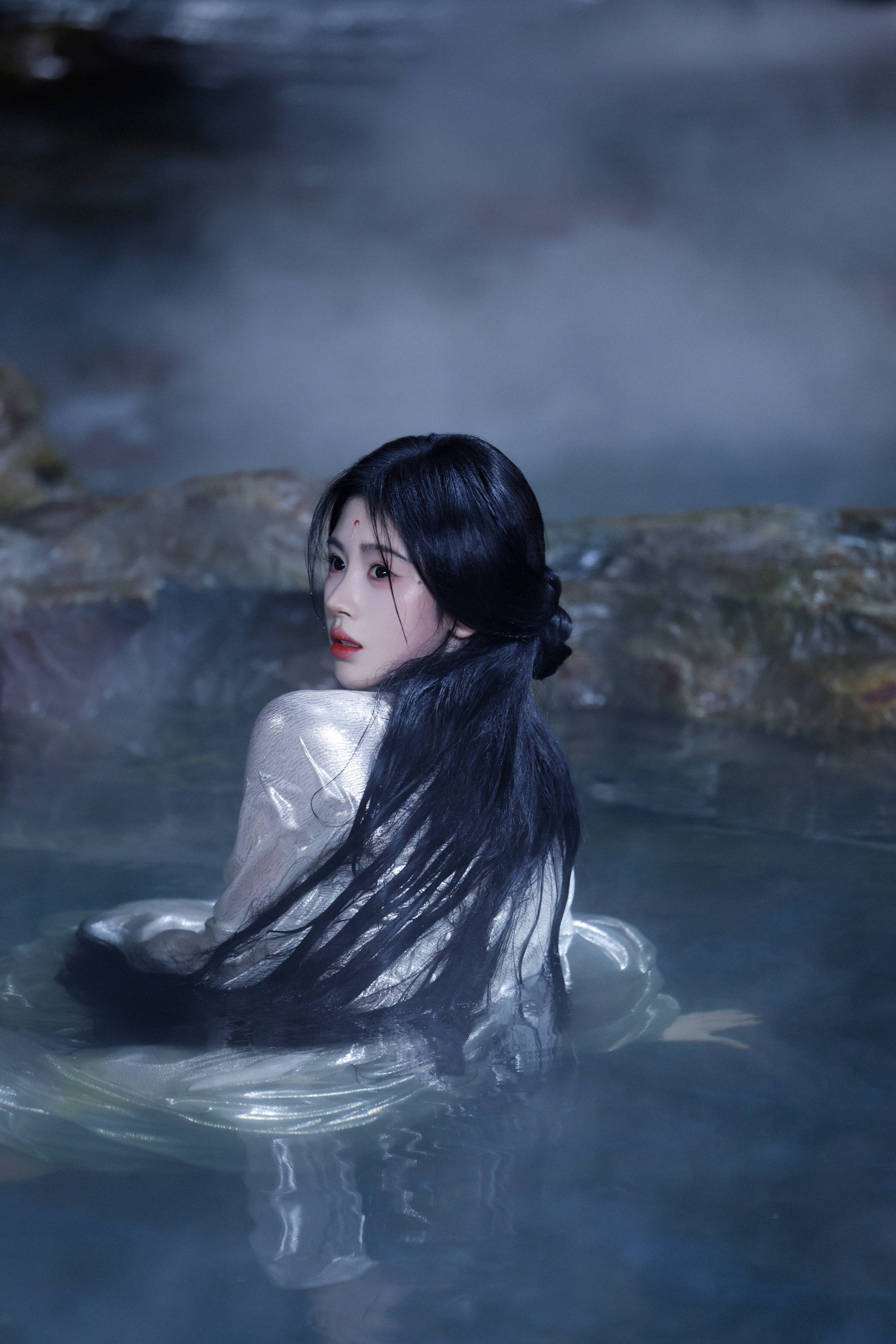 鞠婧祎着银纱古装水中出镜 湿发造型凉爽出尘