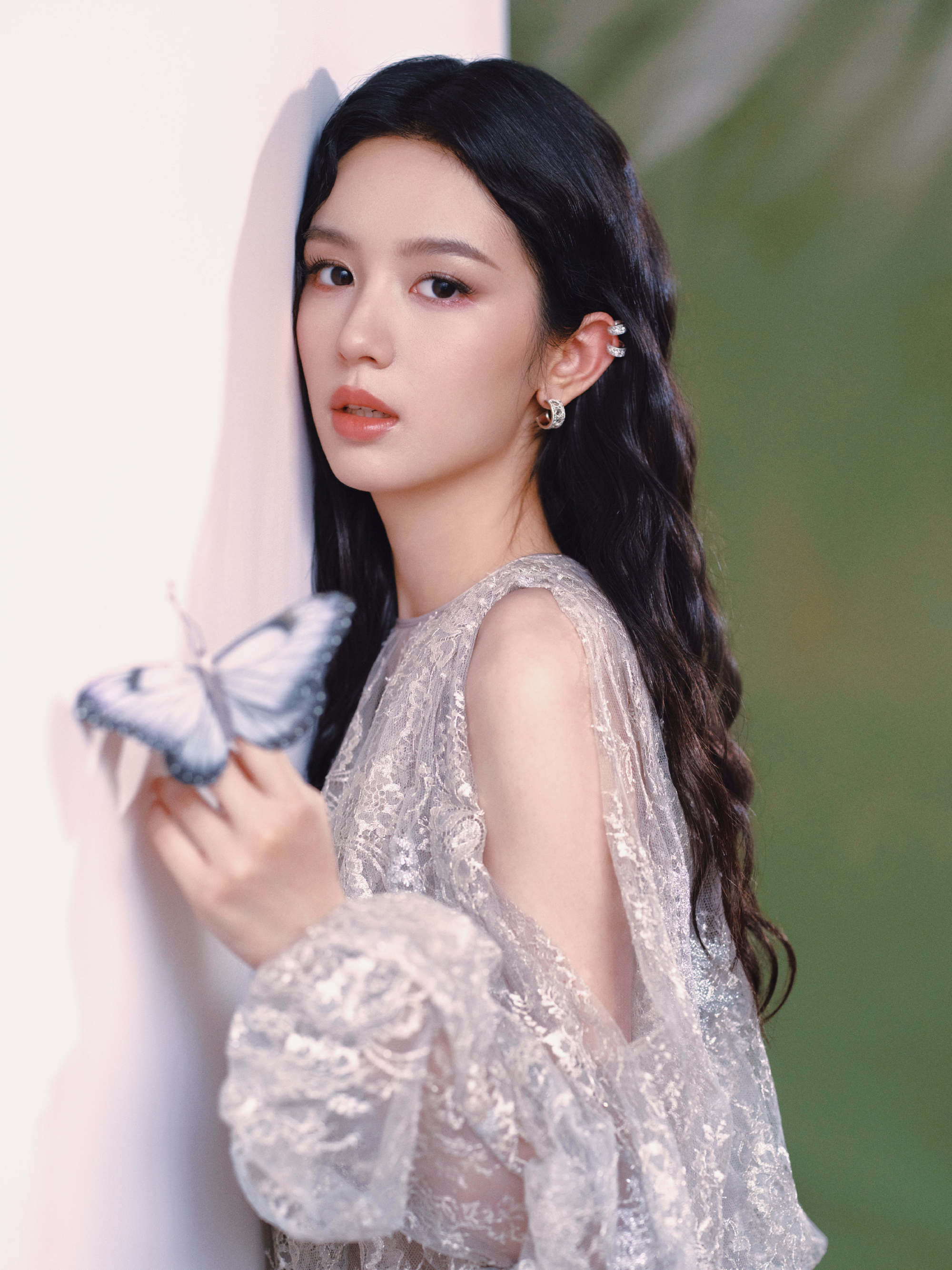 周也穿透视裙秀唯妙身姿 与鲜花绿植合影簇新怡东说念主